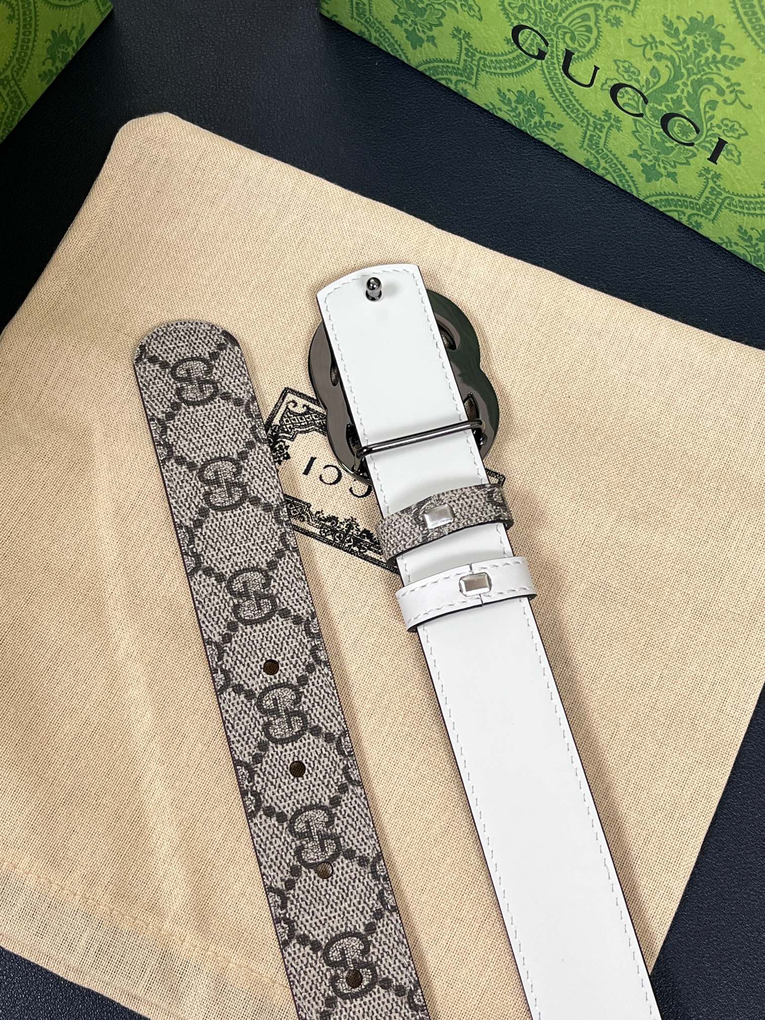 2025秋冬系列焕新演绎富有辨识度的GG Marmont系列。这款双面腰带采用GG Supreme与皮革