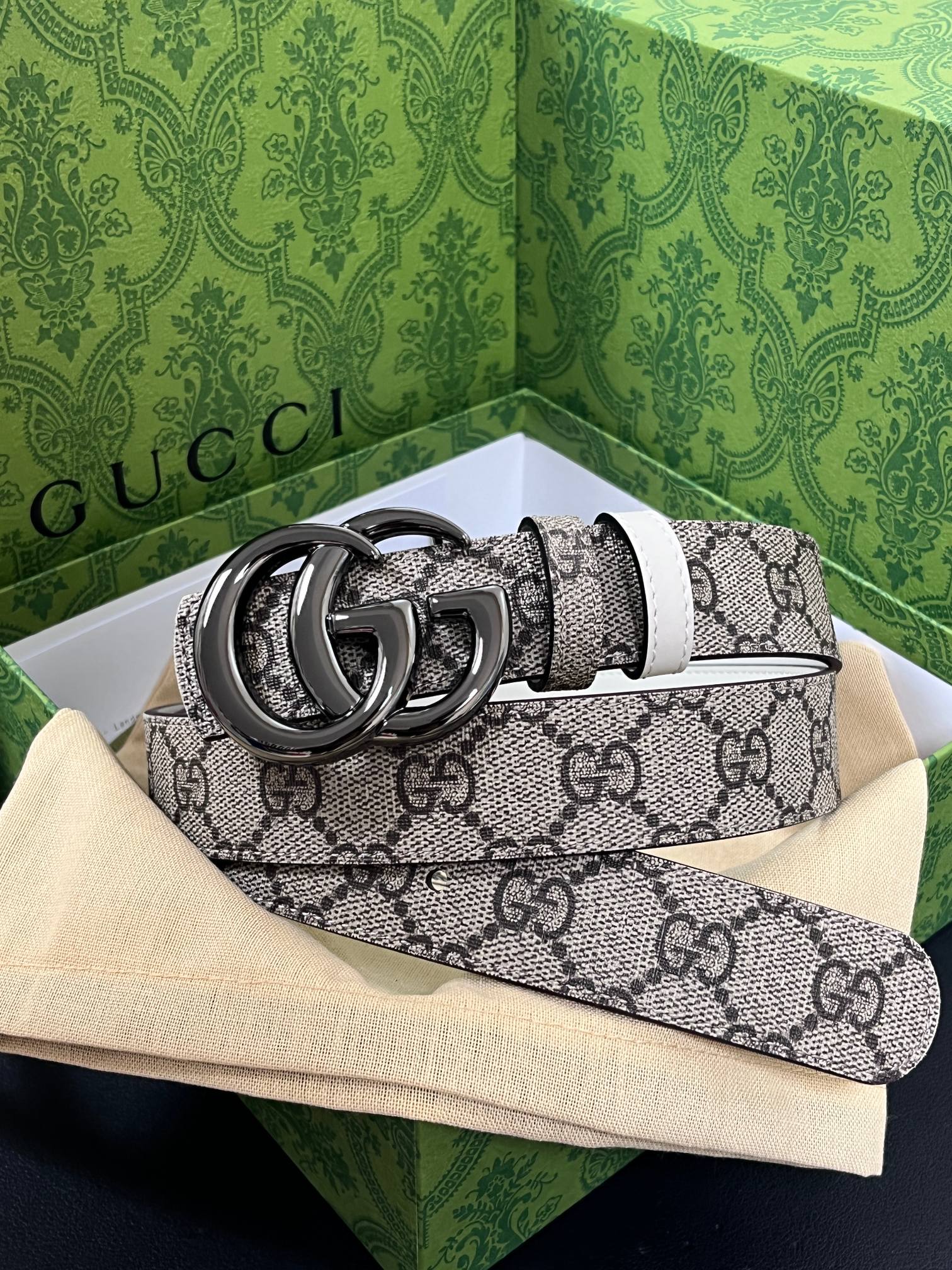 2025秋冬系列焕新演绎富有辨识度的GG Marmont系列。这款双面腰带采用GG Supreme与皮革