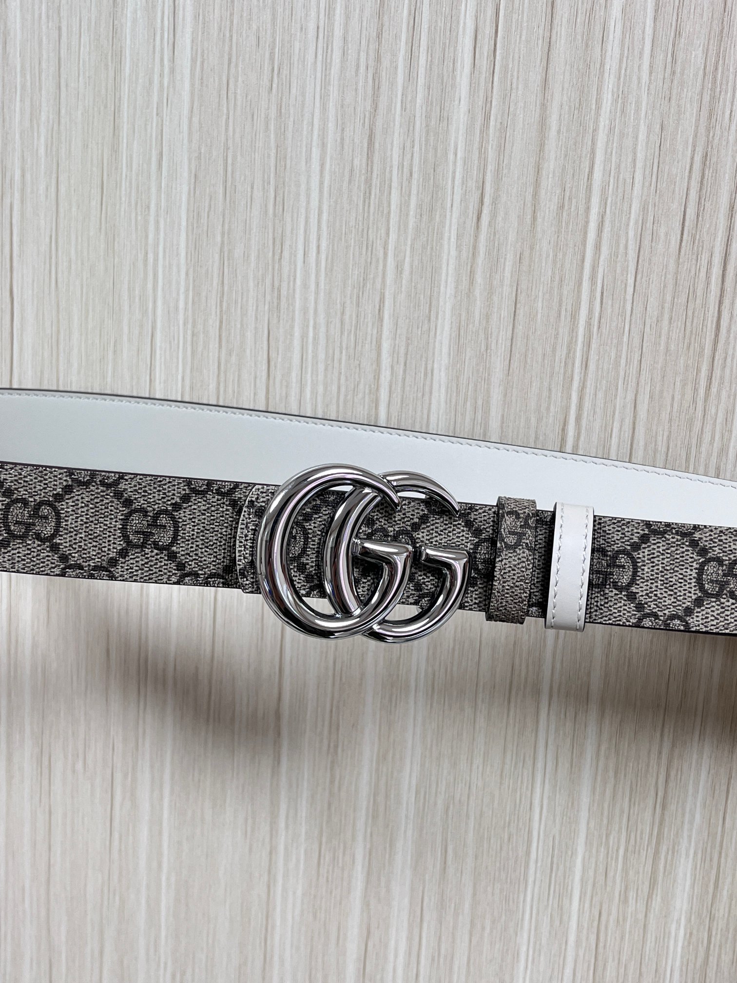 2025秋冬系列焕新演绎富有辨识度的GG Marmont系列。这款双面腰带采用GG Supreme与皮革