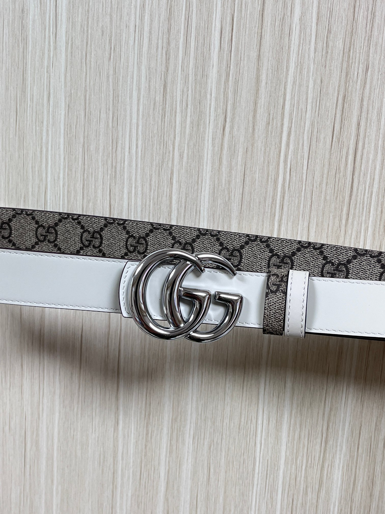 2025秋冬系列焕新演绎富有辨识度的GG Marmont系列。这款双面腰带采用GG Supreme与皮革