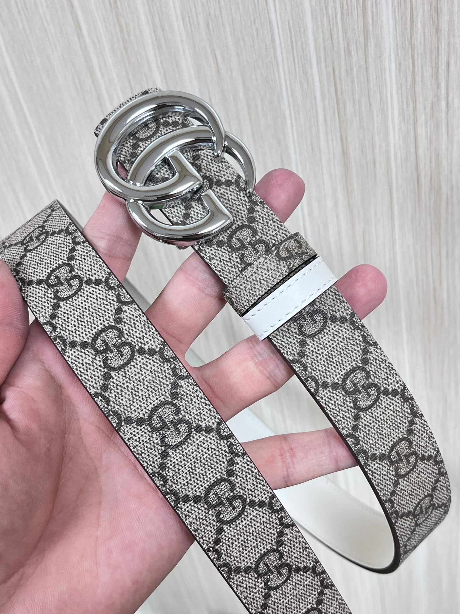 2025秋冬系列焕新演绎富有辨识度的GG Marmont系列。这款双面腰带采用GG Supreme与皮革