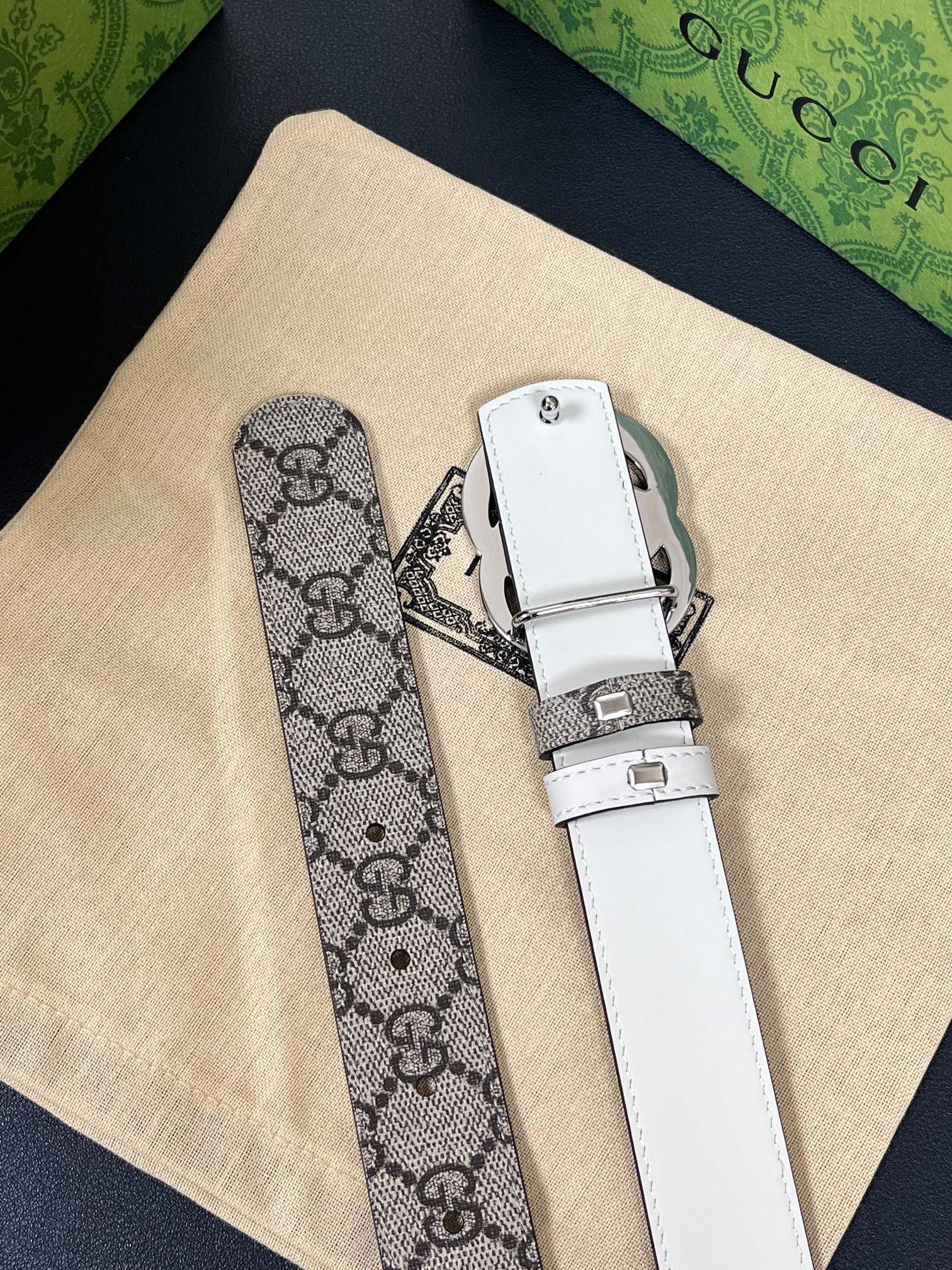 2025秋冬系列焕新演绎富有辨识度的GG Marmont系列。这款双面腰带采用GG Supreme与皮革