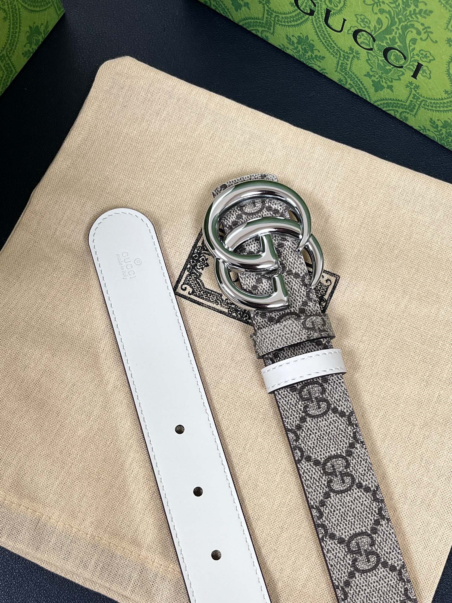 2025秋冬系列焕新演绎富有辨识度的GG Marmont系列。这款双面腰带采用GG Supreme与皮革