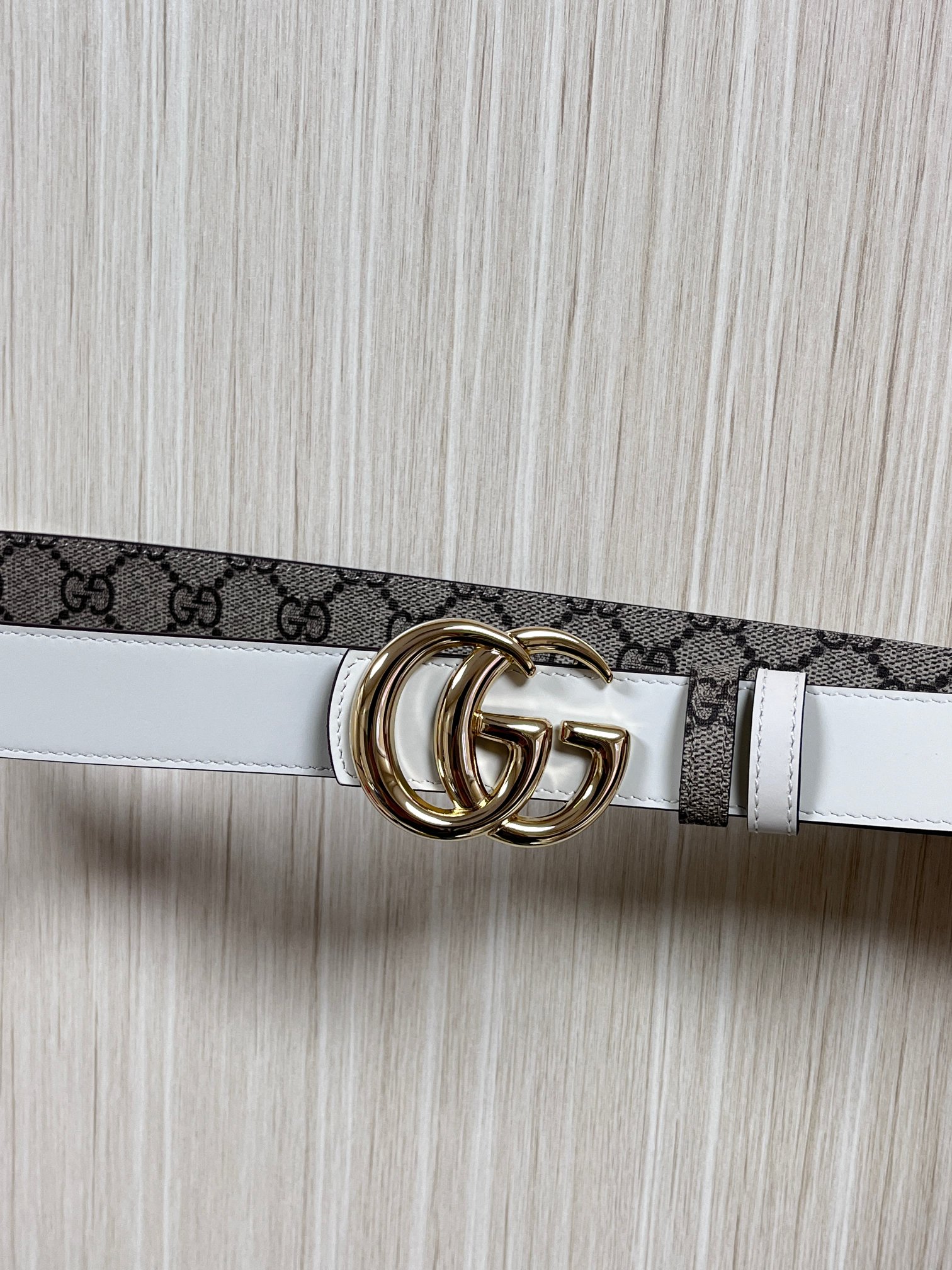 2025秋冬系列焕新演绎富有辨识度的GG Marmont系列。这款双面腰带采用GG Supreme与皮革