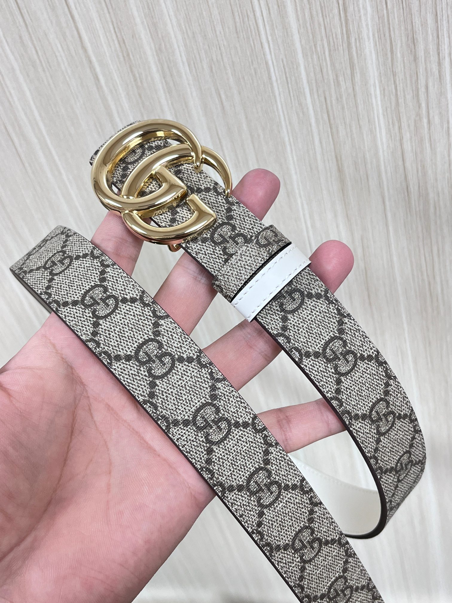 2025秋冬系列焕新演绎富有辨识度的GG Marmont系列。这款双面腰带采用GG Supreme与皮革