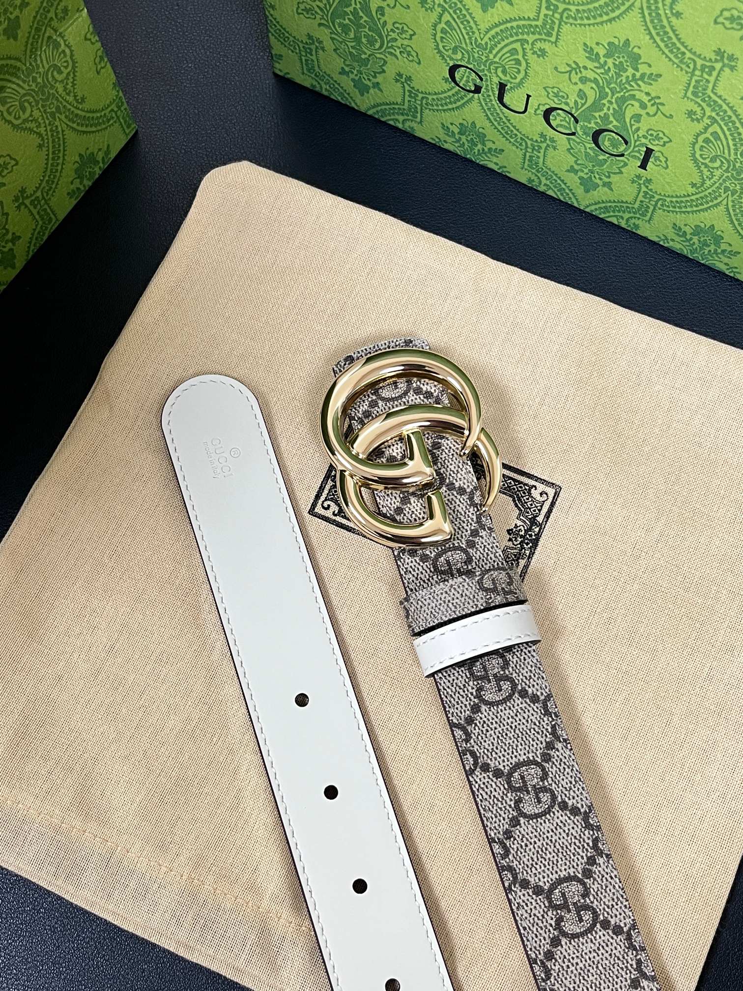2025秋冬系列焕新演绎富有辨识度的GG Marmont系列。这款双面腰带采用GG Supreme与皮革