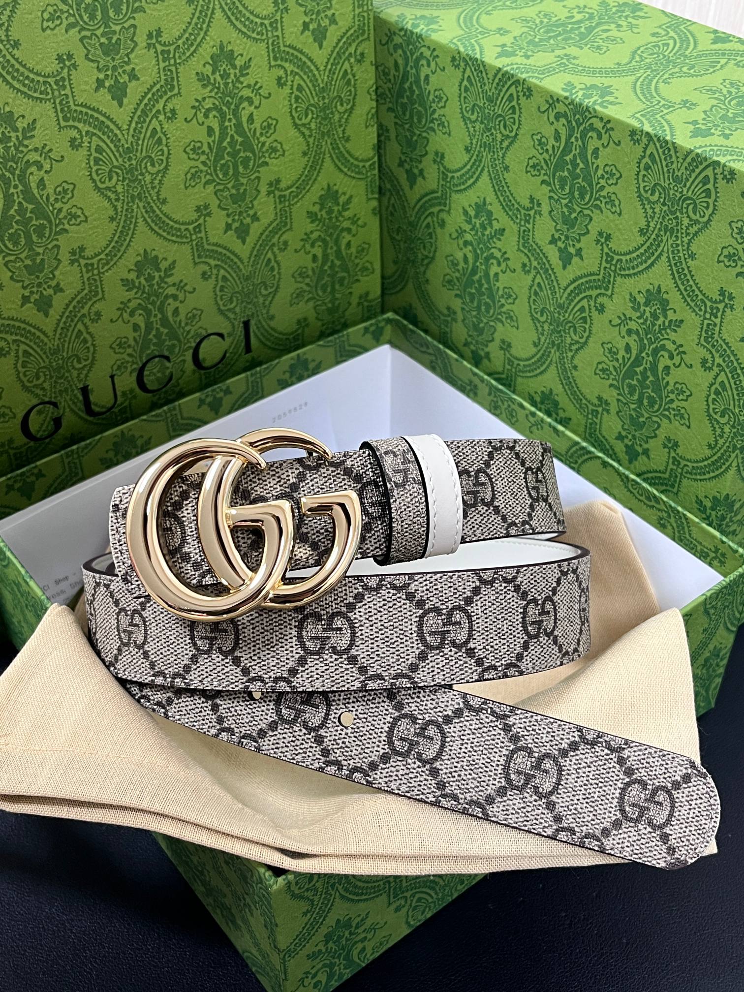 2025秋冬系列焕新演绎富有辨识度的GG Marmont系列。这款双面腰带采用GG Supreme与皮革