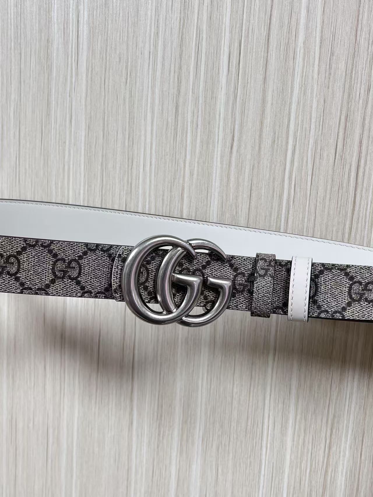 2025秋冬系列焕新演绎富有辨识度的GG Marmont系列。这款双面腰带采用GG Supreme与皮革