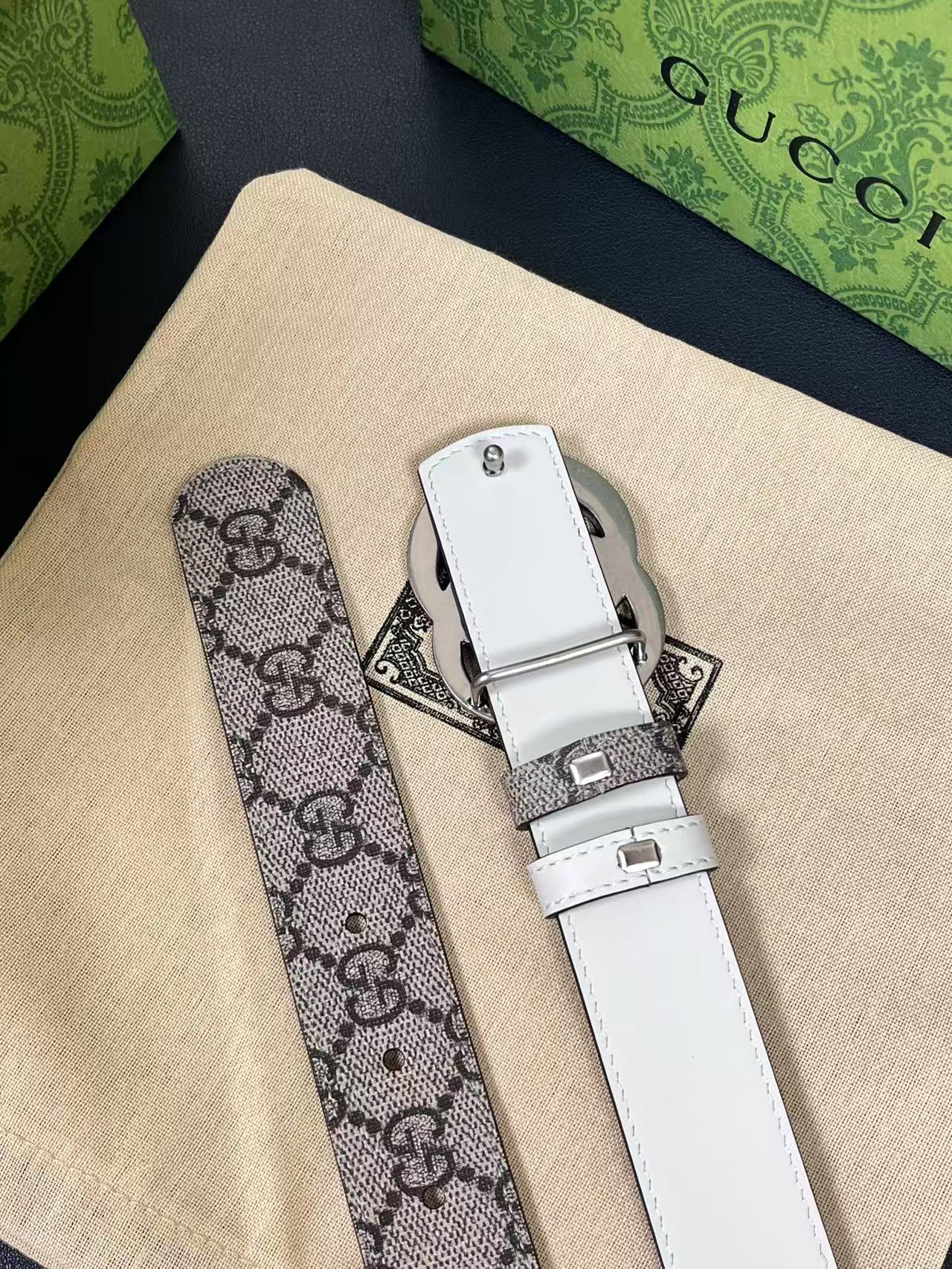 2025秋冬系列焕新演绎富有辨识度的GG Marmont系列。这款双面腰带采用GG Supreme与皮革