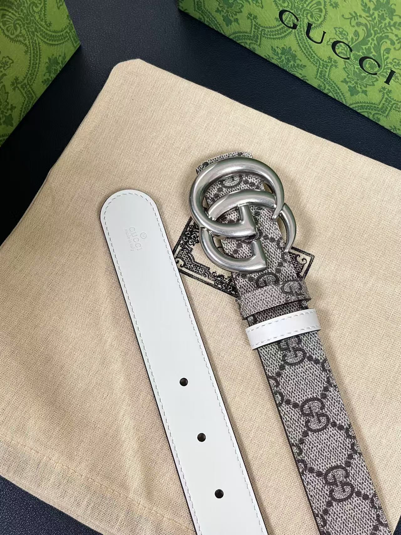 2025秋冬系列焕新演绎富有辨识度的GG Marmont系列。这款双面腰带采用GG Supreme与皮革