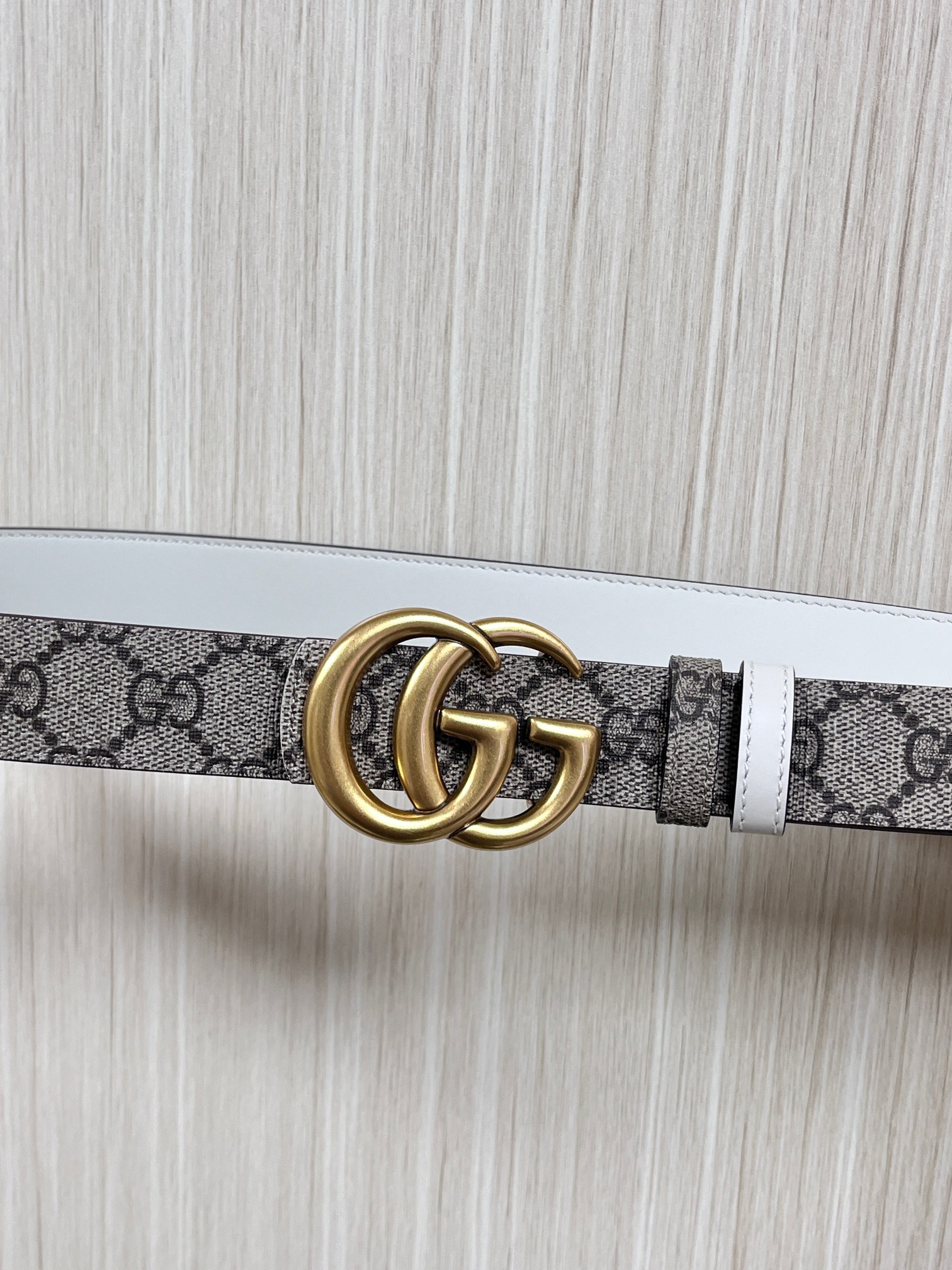 2025秋冬系列焕新演绎富有辨识度的GG Marmont系列。这款双面腰带采用GG Supreme与皮革