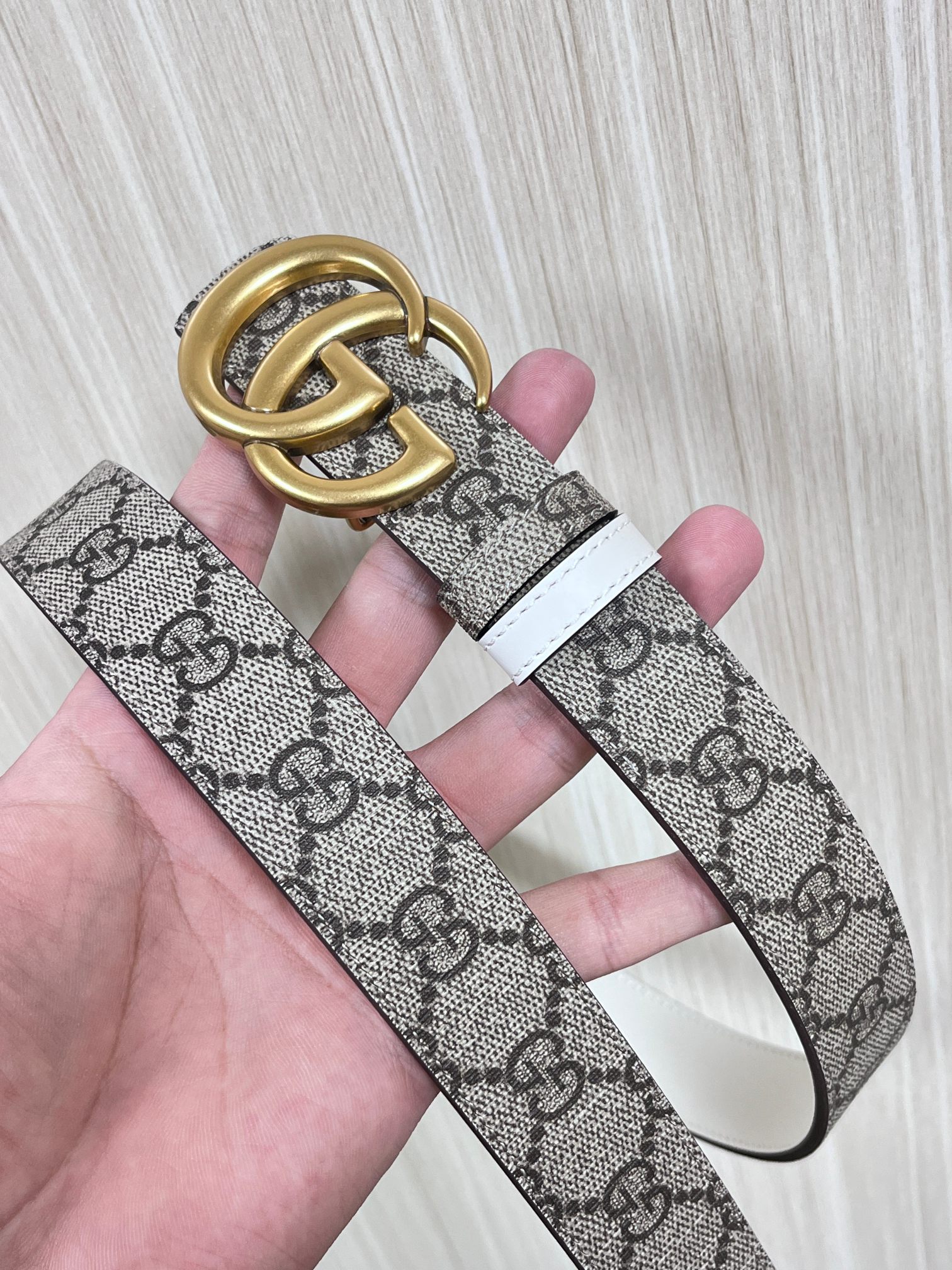 2025秋冬系列焕新演绎富有辨识度的GG Marmont系列。这款双面腰带采用GG Supreme与皮革