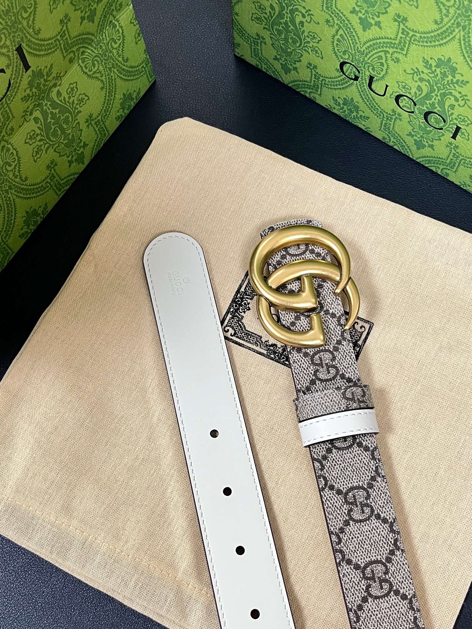 2025秋冬系列焕新演绎富有辨识度的GG Marmont系列。这款双面腰带采用GG Supreme与皮革