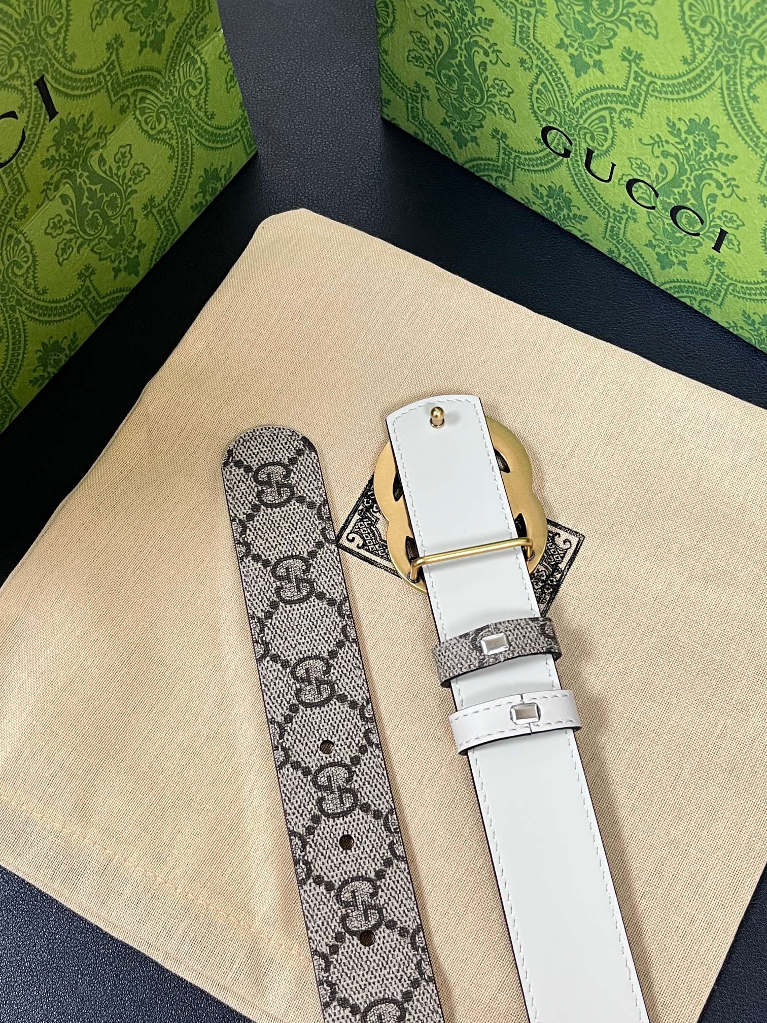 2025秋冬系列焕新演绎富有辨识度的GG Marmont系列。这款双面腰带采用GG Supreme与皮革