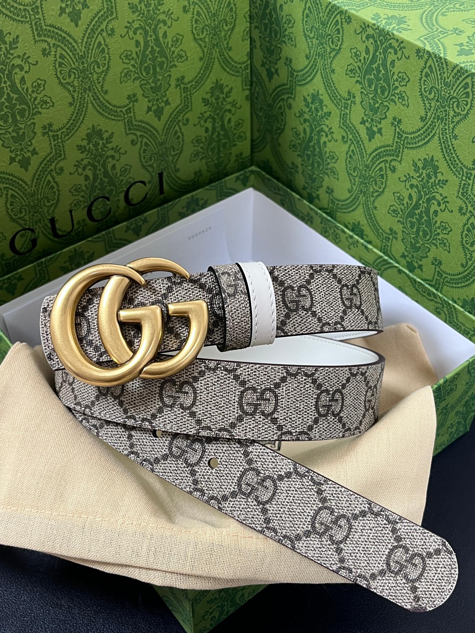 2025秋冬系列焕新演绎富有辨识度的GG Marmont系列。这款双面腰带采用GG Supreme与皮革