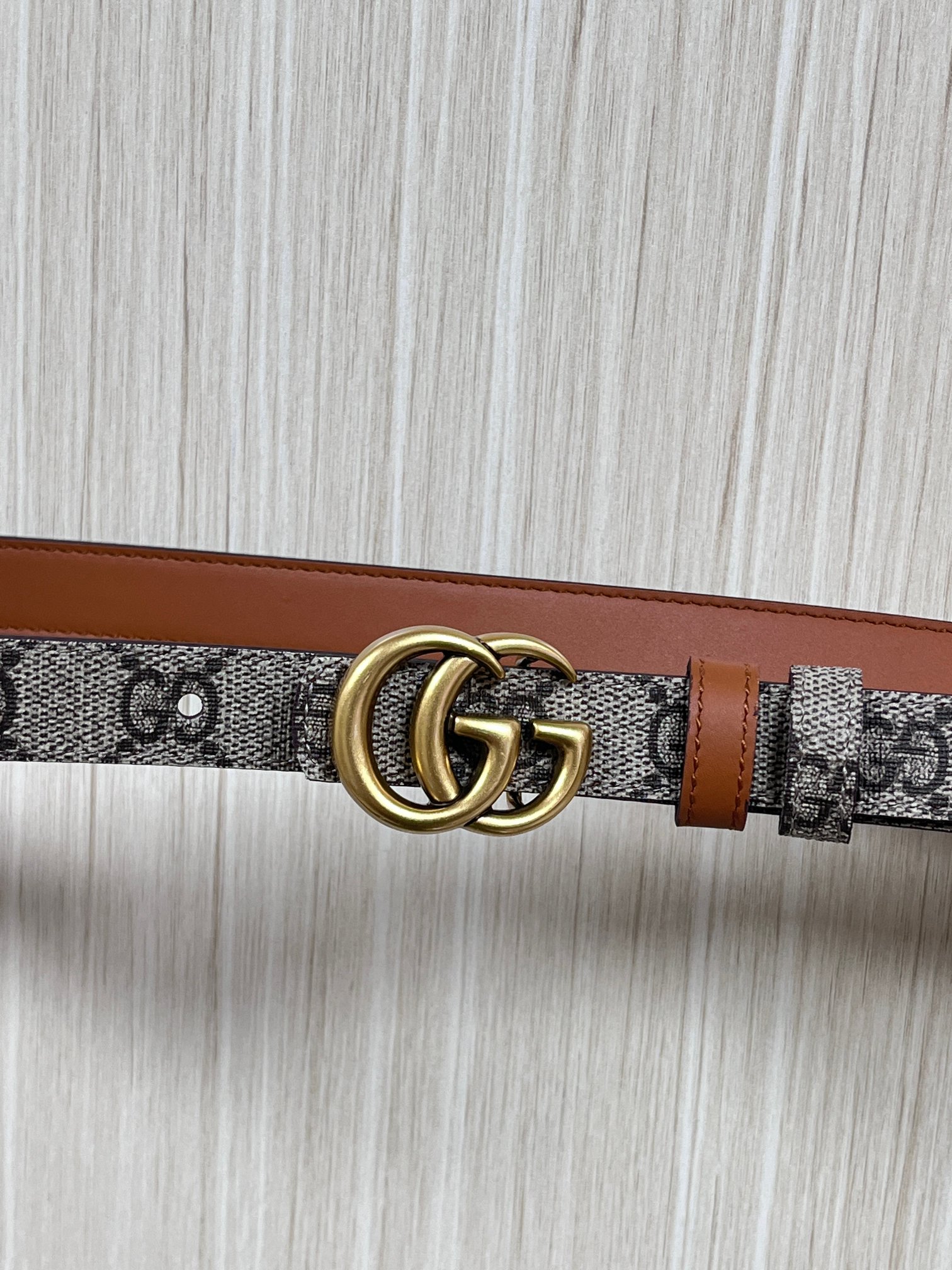 2025秋冬系列焕新演绎富有辨识度的GG Marmont系列。这款双面腰带采用GG Supreme与皮革