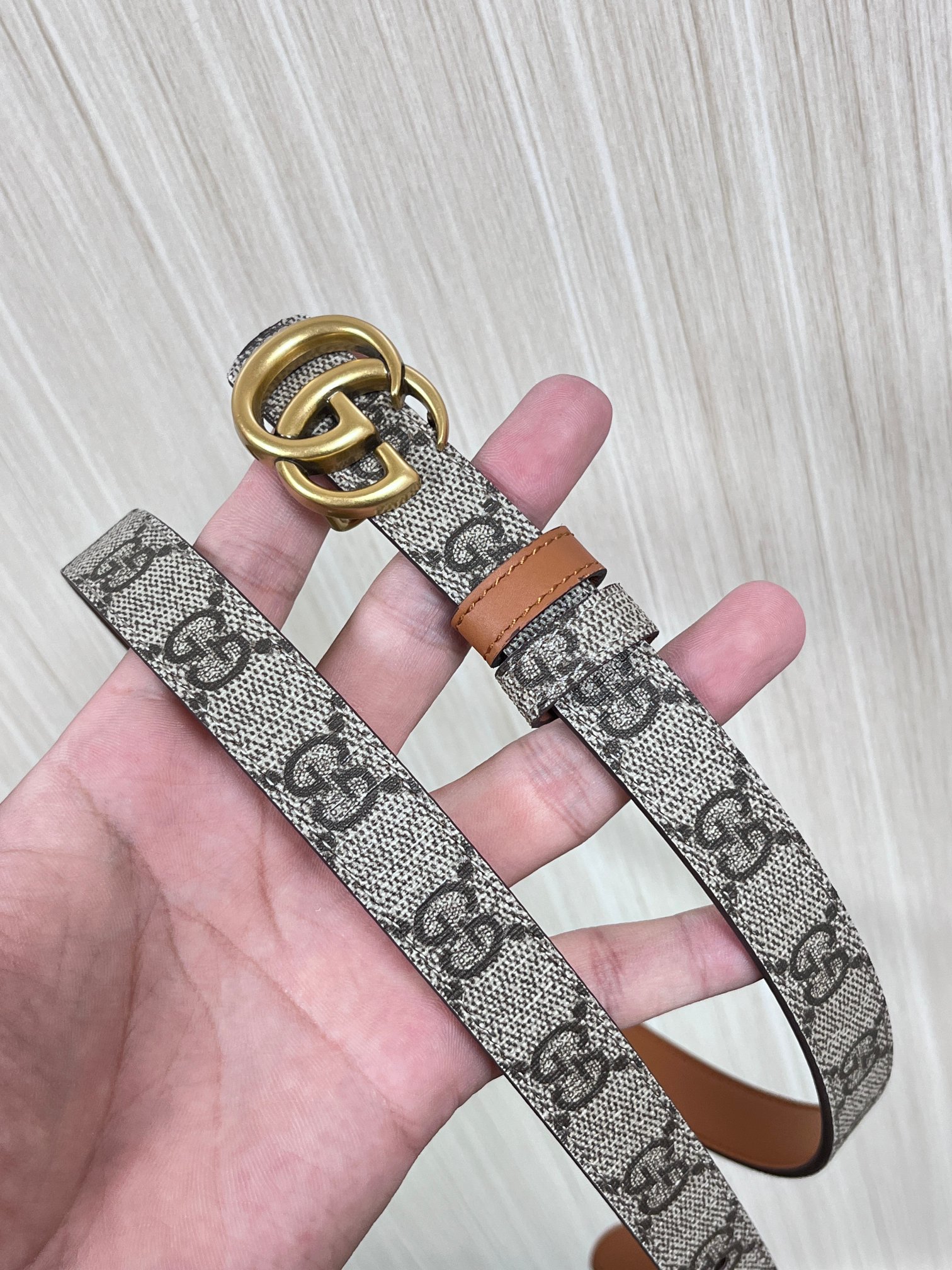 2025秋冬系列焕新演绎富有辨识度的GG Marmont系列。这款双面腰带采用GG Supreme与皮革