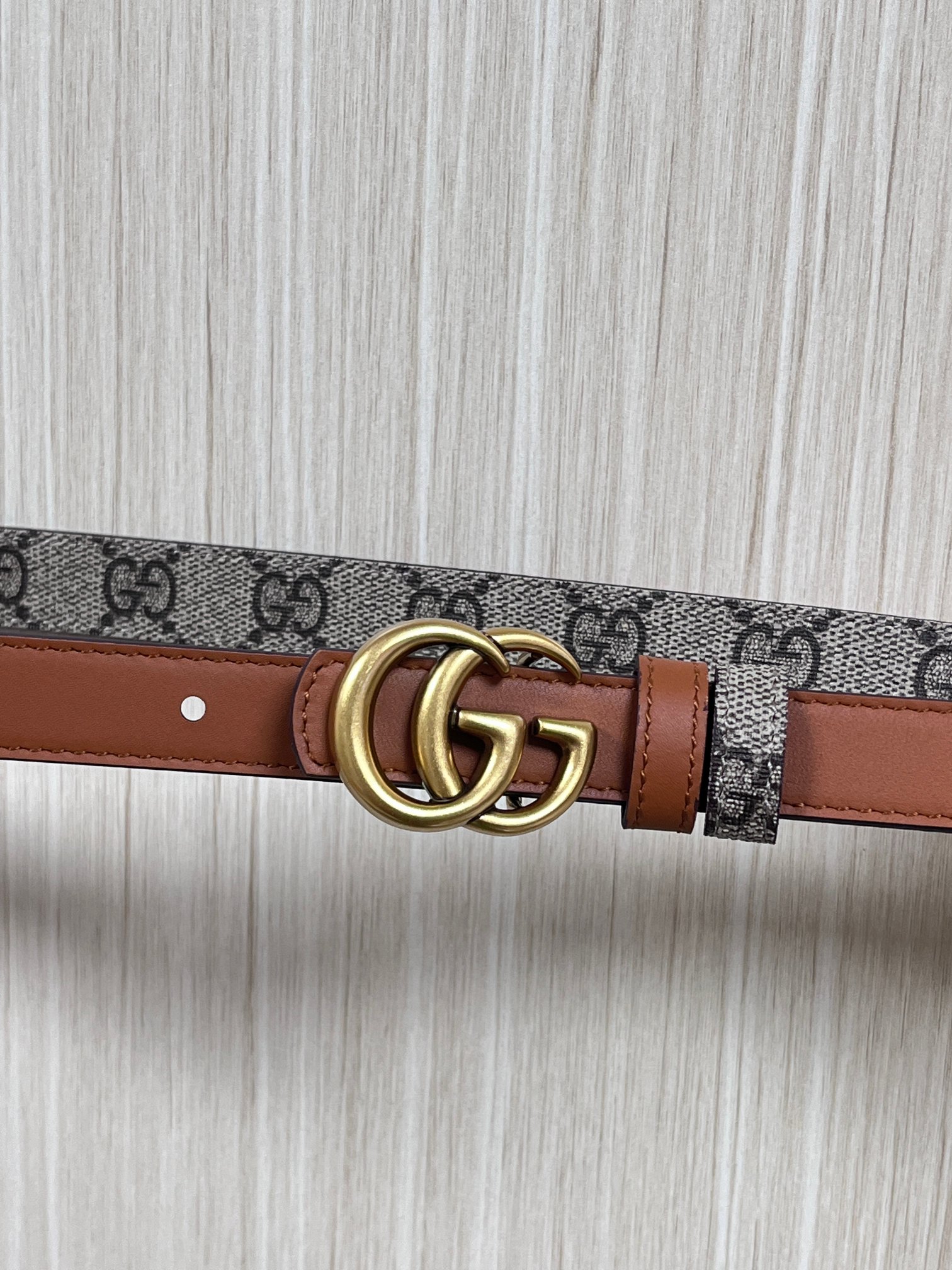 2025秋冬系列焕新演绎富有辨识度的GG Marmont系列。这款双面腰带采用GG Supreme与皮革
