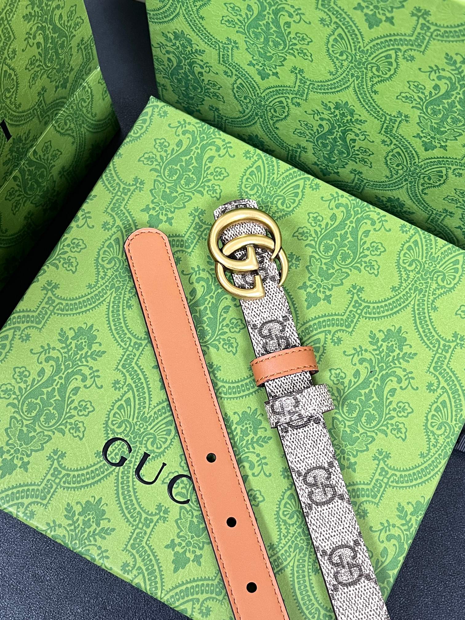 2025秋冬系列焕新演绎富有辨识度的GG Marmont系列。这款双面腰带采用GG Supreme与皮革