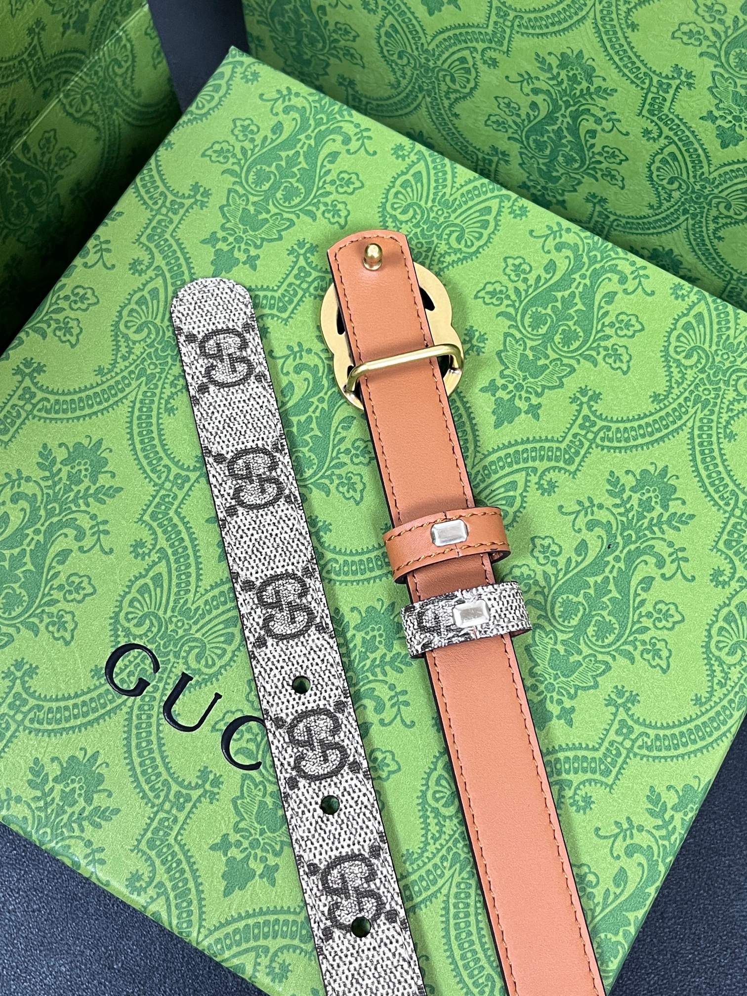2025秋冬系列焕新演绎富有辨识度的GG Marmont系列。这款双面腰带采用GG Supreme与皮革