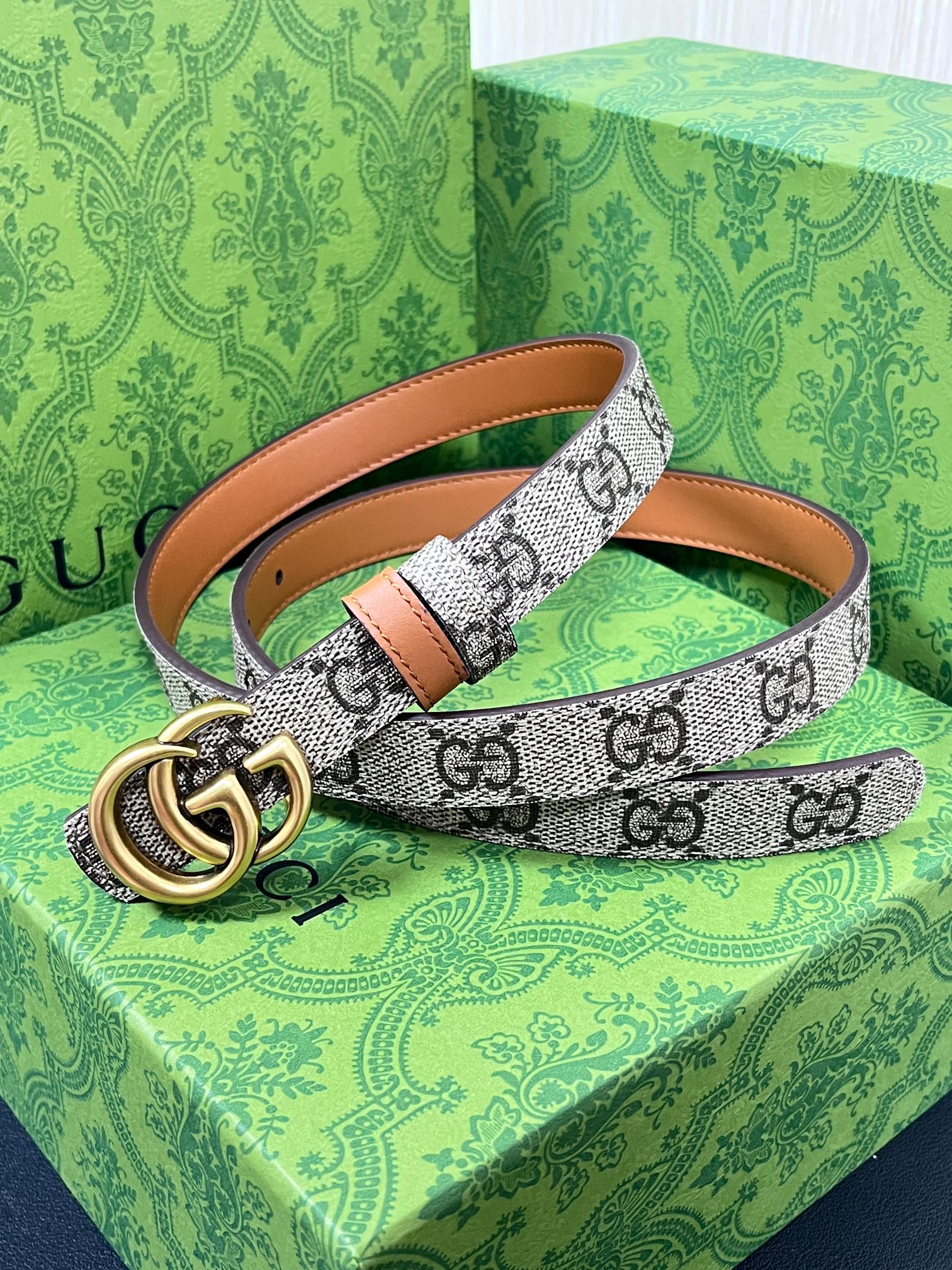 2025秋冬系列焕新演绎富有辨识度的GG Marmont系列。这款双面腰带采用GG Supreme与皮革