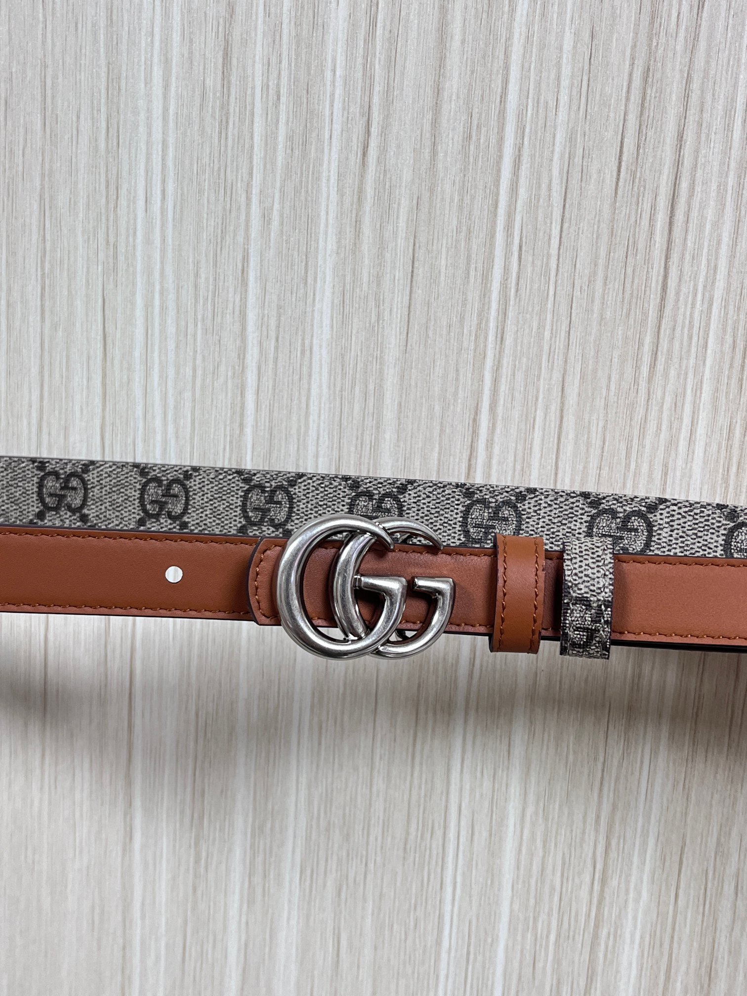 2025秋冬系列焕新演绎富有辨识度的GG Marmont系列。这款双面腰带采用GG Supreme与皮革