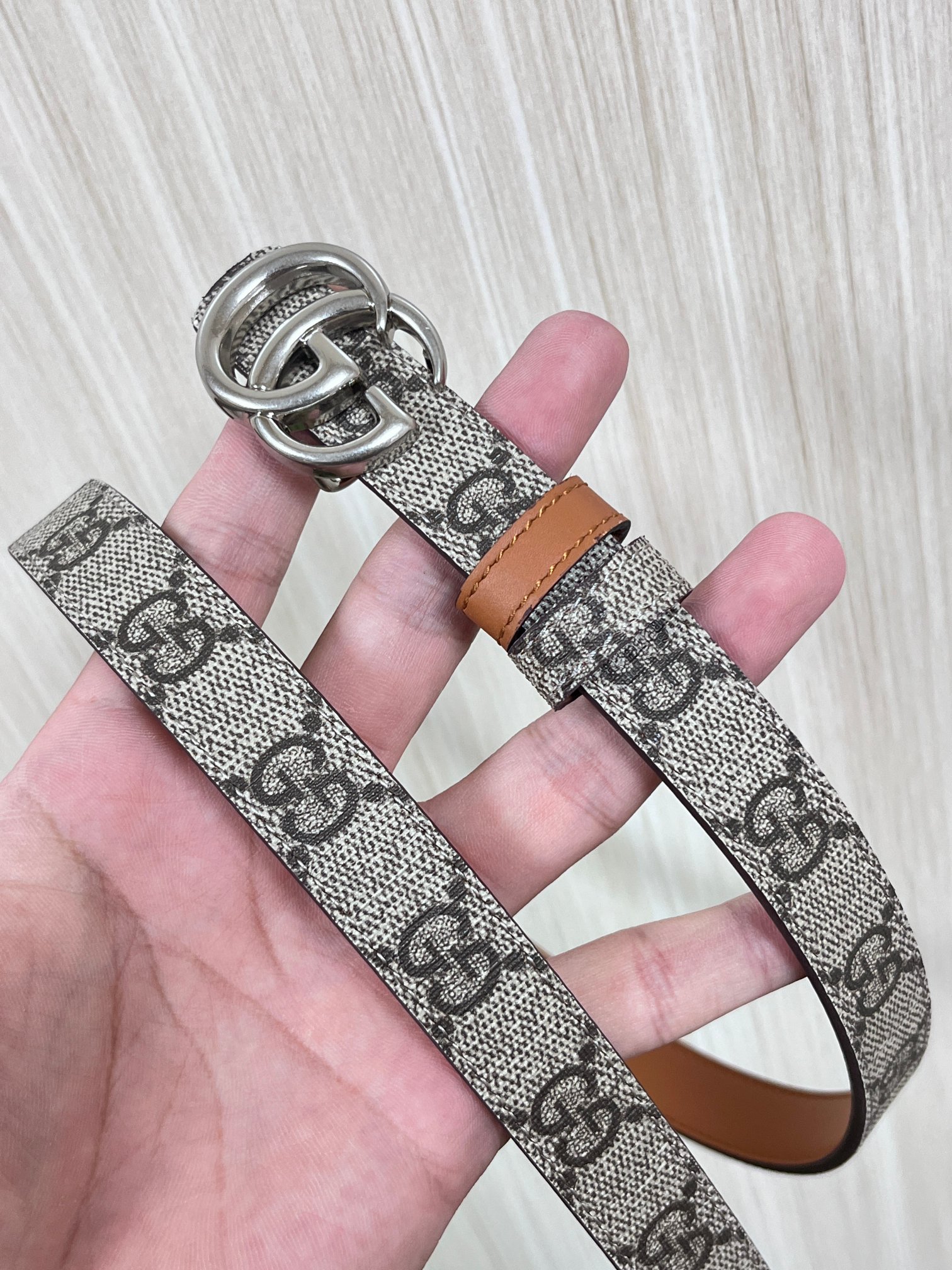 2025秋冬系列焕新演绎富有辨识度的GG Marmont系列。这款双面腰带采用GG Supreme与皮革