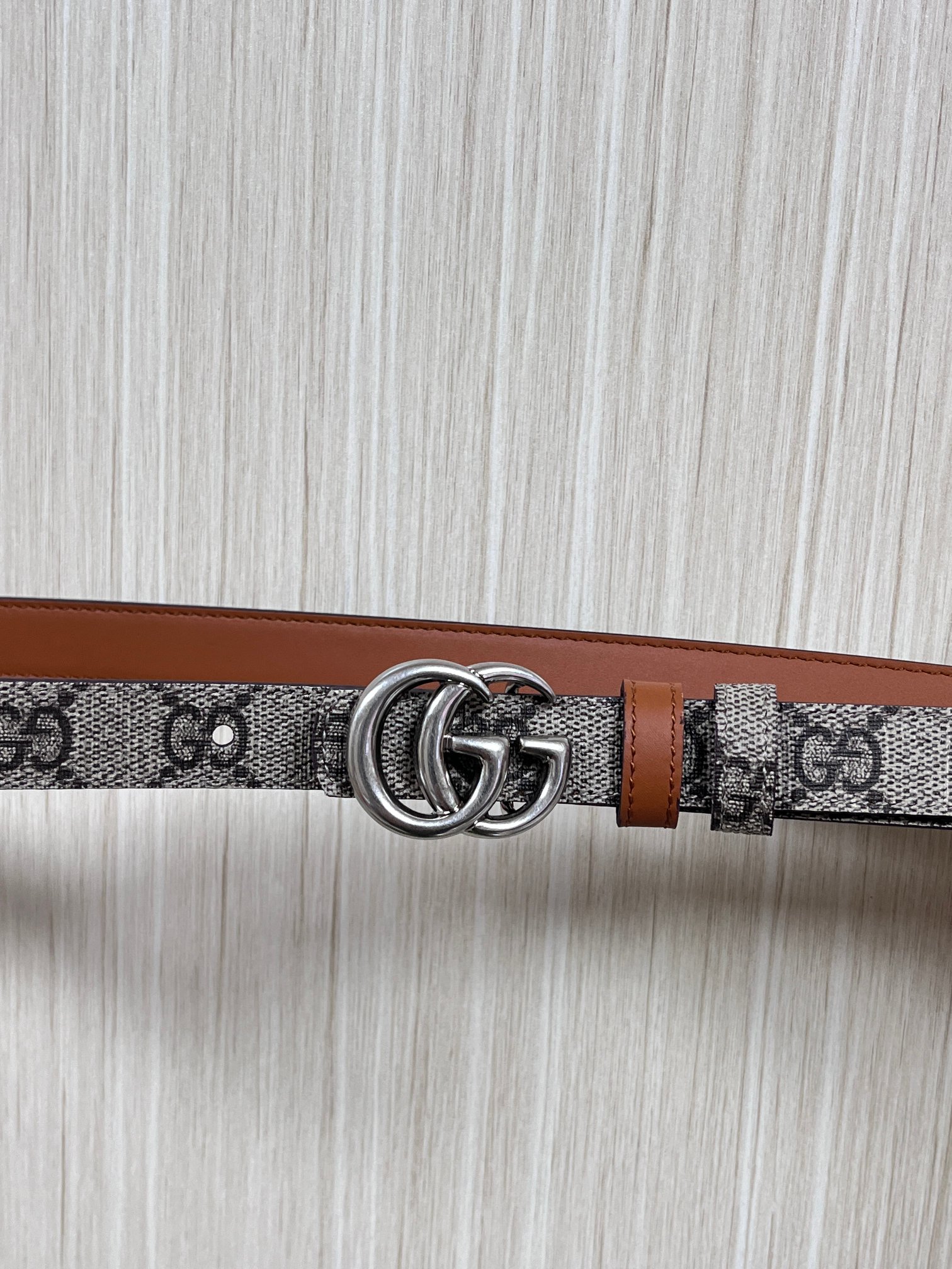 2025秋冬系列焕新演绎富有辨识度的GG Marmont系列。这款双面腰带采用GG Supreme与皮革