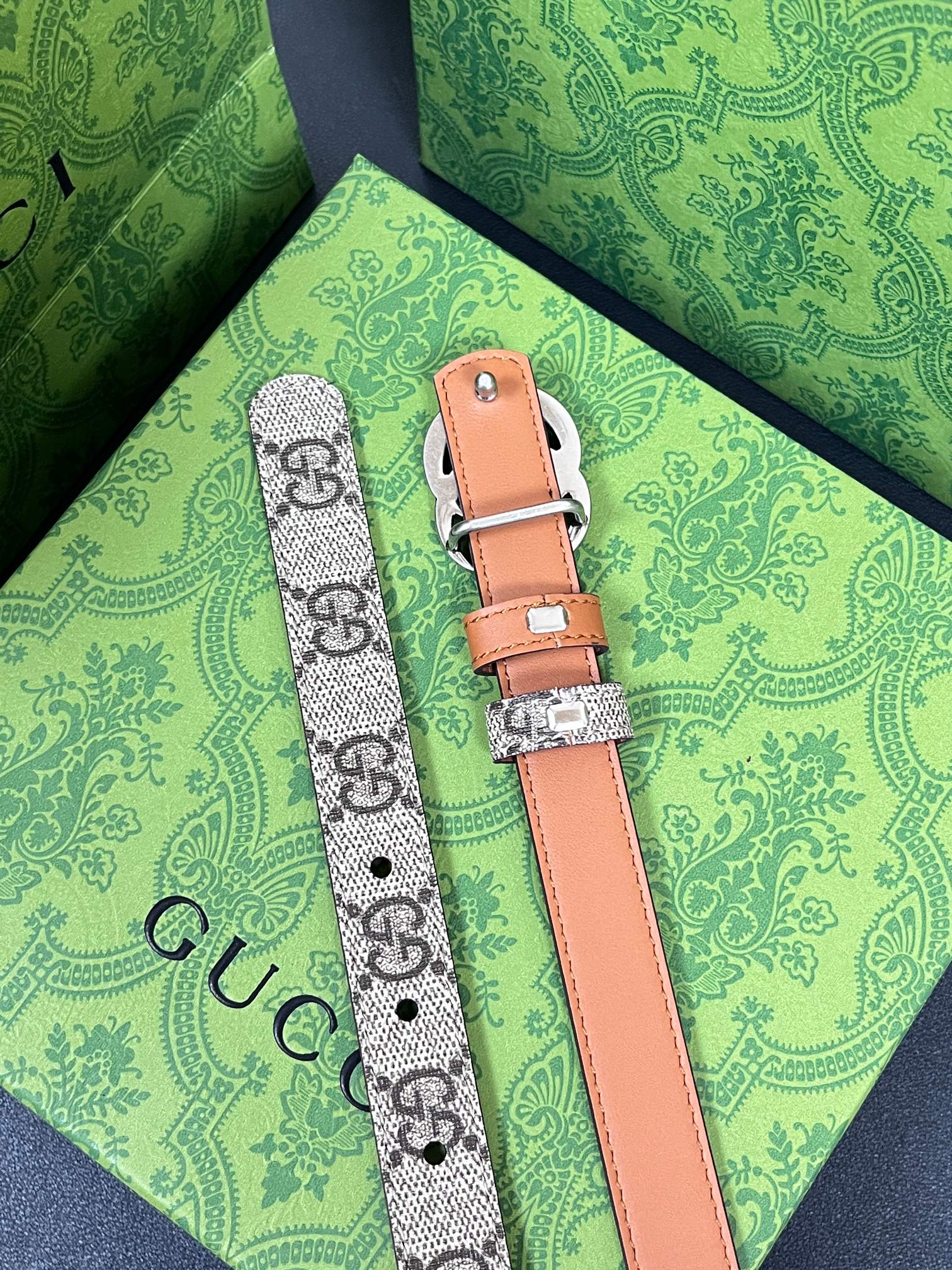 2025秋冬系列焕新演绎富有辨识度的GG Marmont系列。这款双面腰带采用GG Supreme与皮革