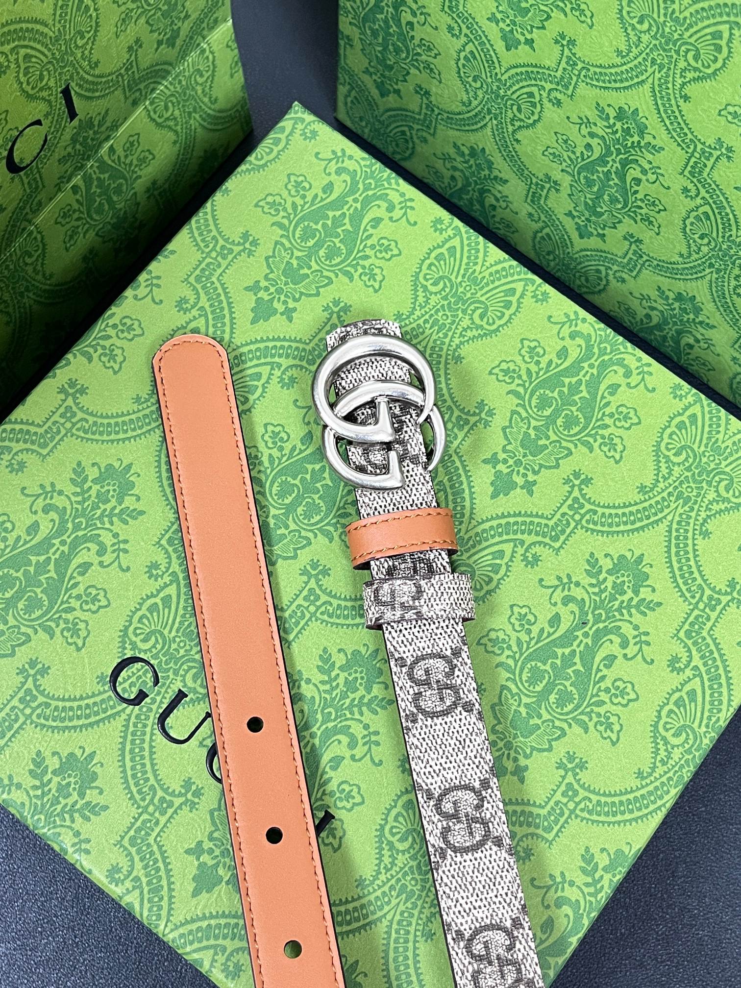 2025秋冬系列焕新演绎富有辨识度的GG Marmont系列。这款双面腰带采用GG Supreme与皮革