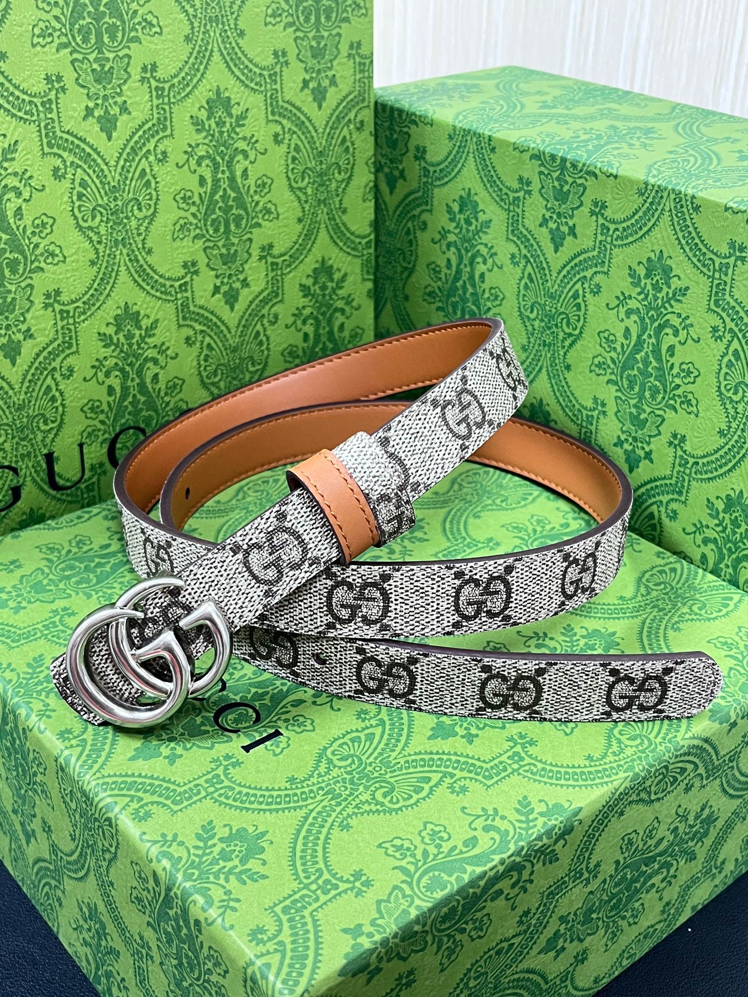 2025秋冬系列焕新演绎富有辨识度的GG Marmont系列。这款双面腰带采用GG Supreme与皮革