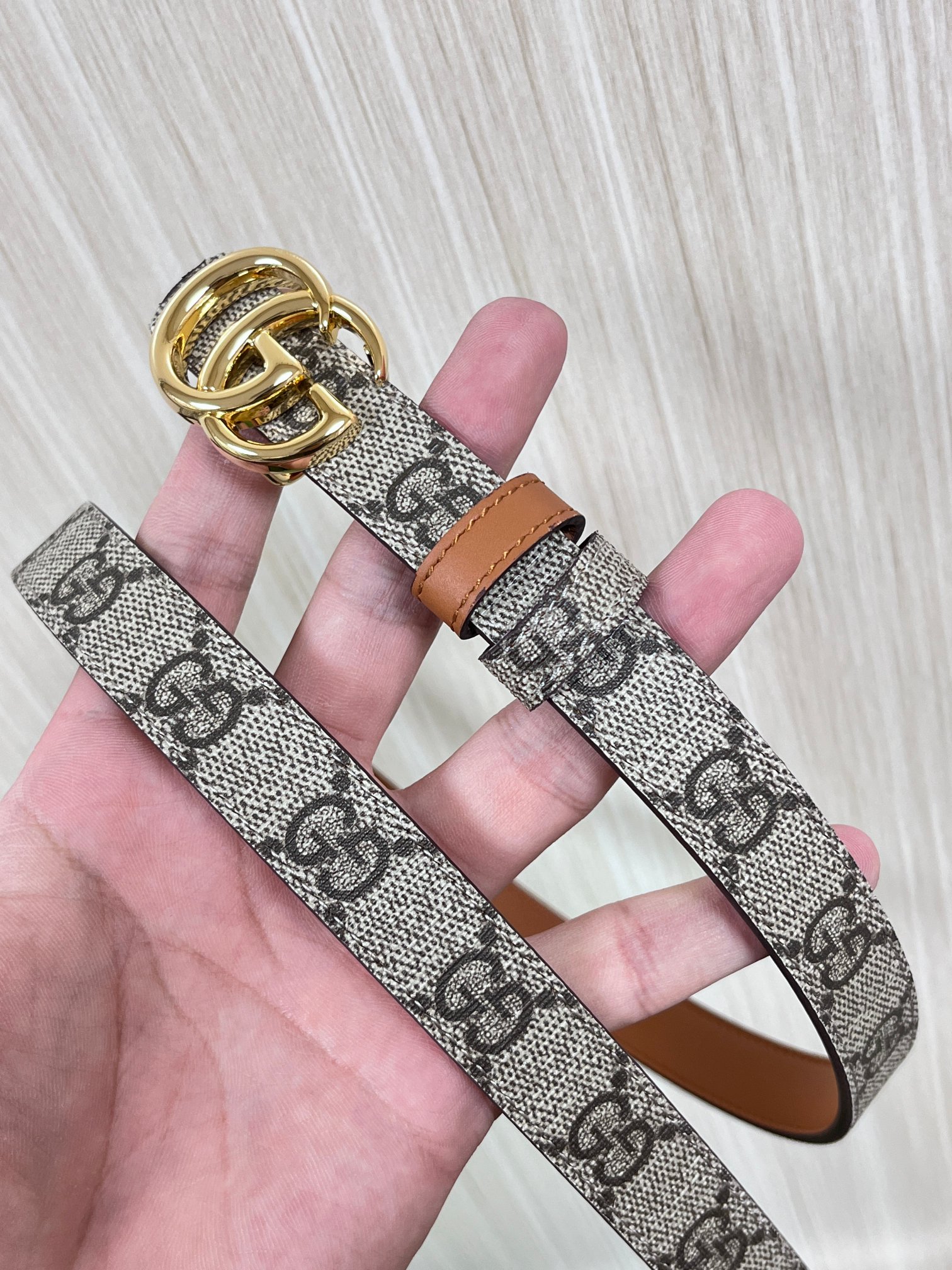 2025秋冬系列焕新演绎富有辨识度的GG Marmont系列。这款双面腰带采用GG Supreme与皮革