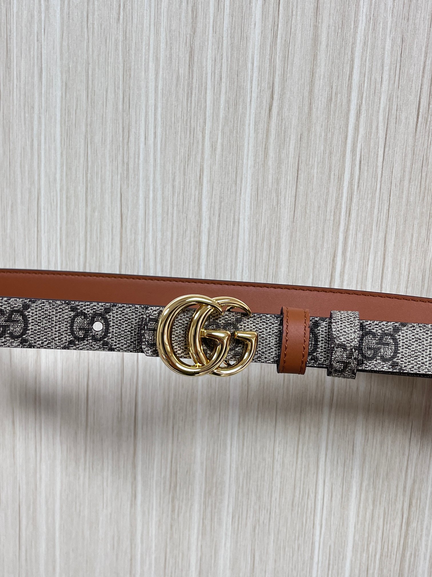 2025秋冬系列焕新演绎富有辨识度的GG Marmont系列。这款双面腰带采用GG Supreme与皮革