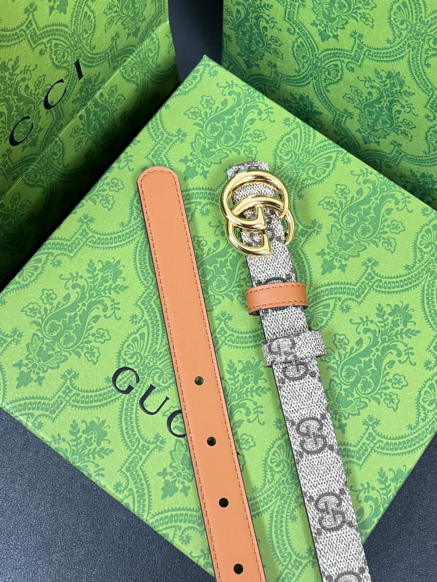 2025秋冬系列焕新演绎富有辨识度的GG Marmont系列。这款双面腰带采用GG Supreme与皮革