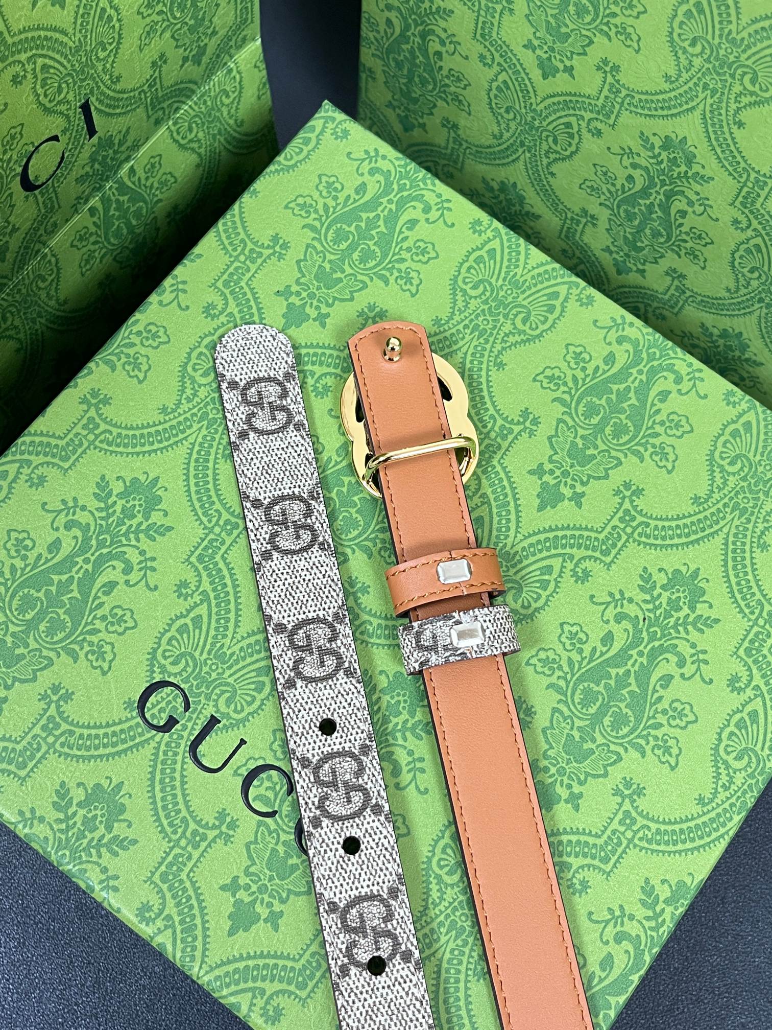 2025秋冬系列焕新演绎富有辨识度的GG Marmont系列。这款双面腰带采用GG Supreme与皮革