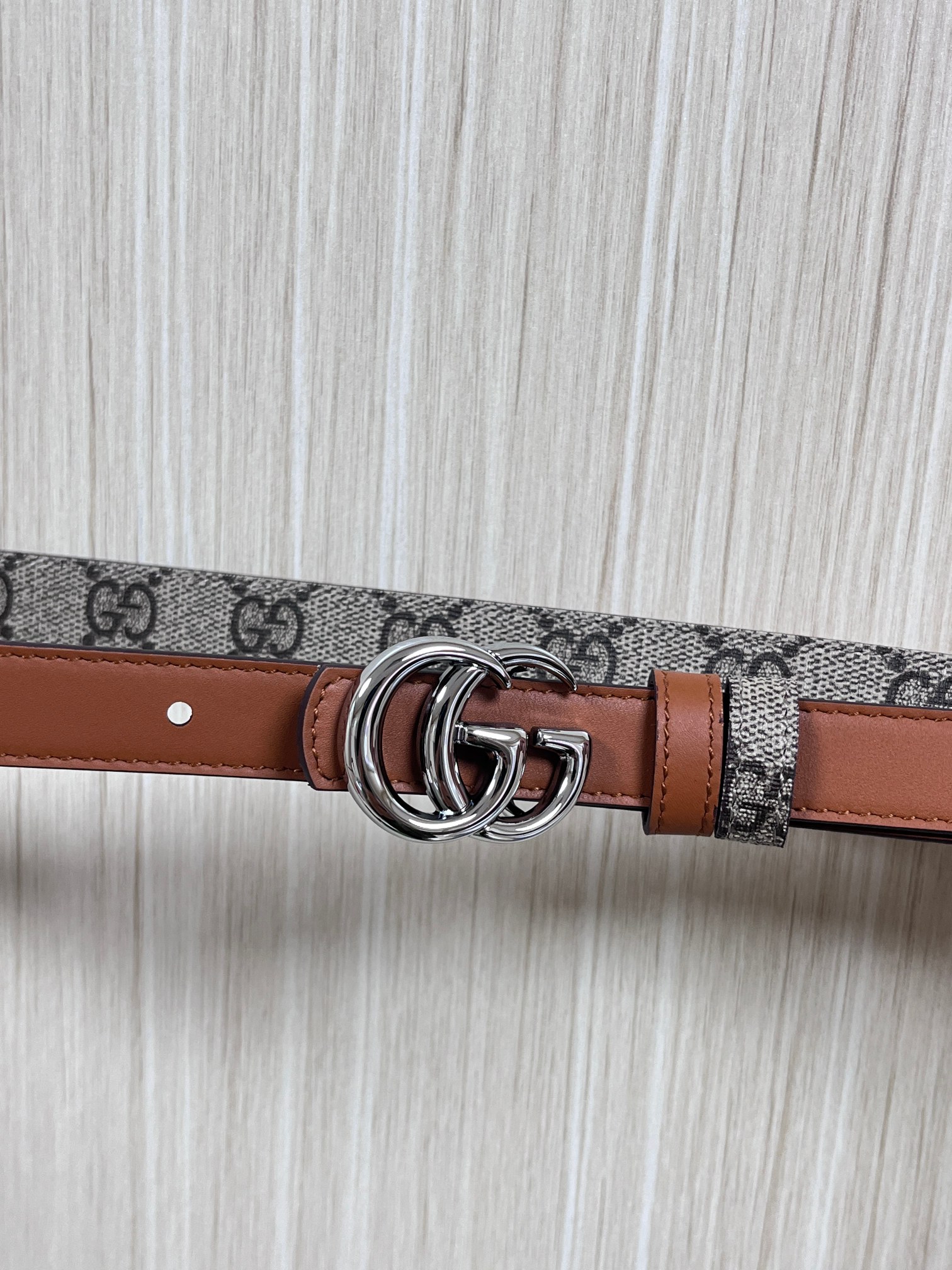 2025秋冬系列焕新演绎富有辨识度的GG Marmont系列。这款双面腰带采用GG Supreme与皮革