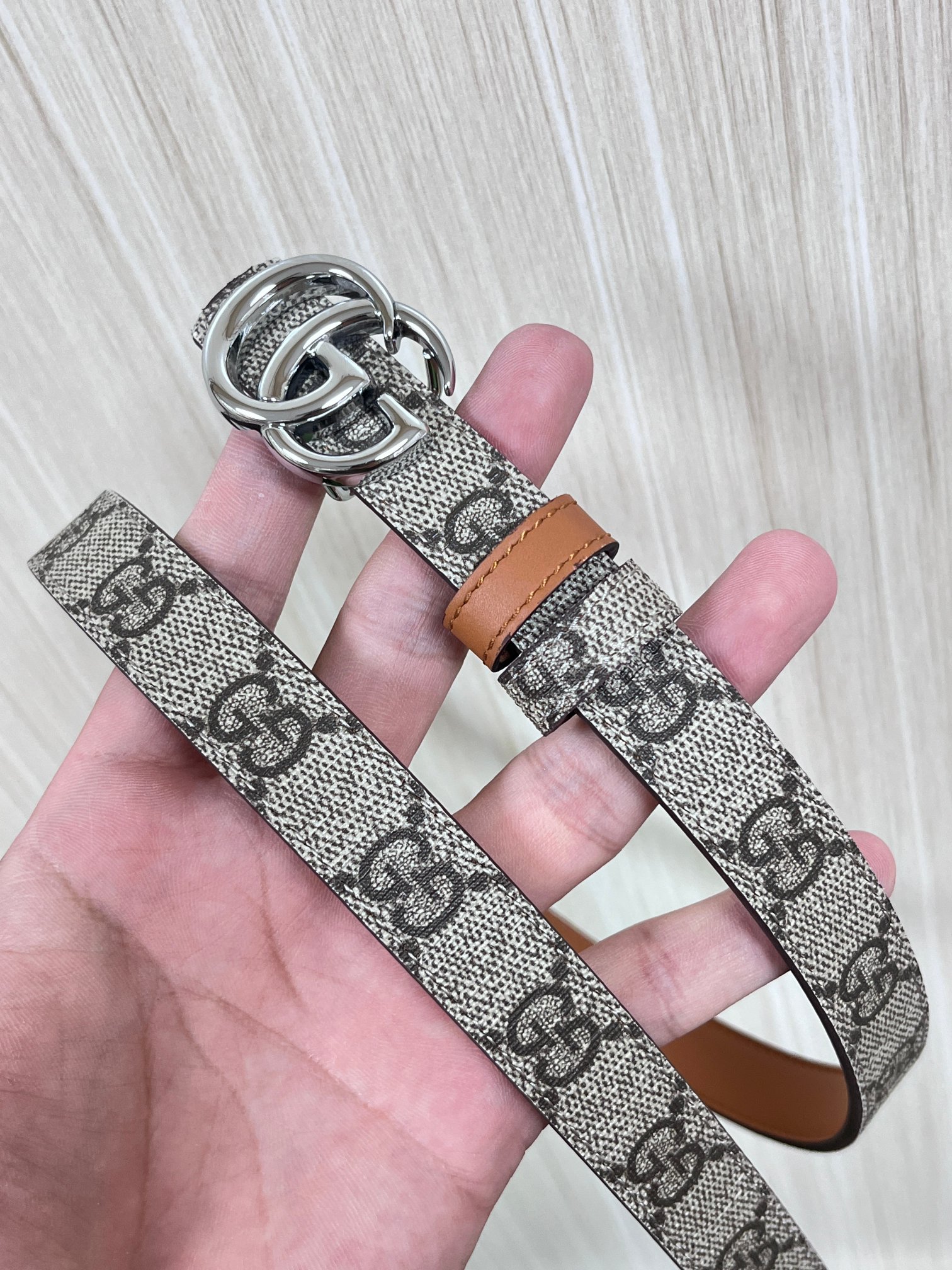 2025秋冬系列焕新演绎富有辨识度的GG Marmont系列。这款双面腰带采用GG Supreme与皮革