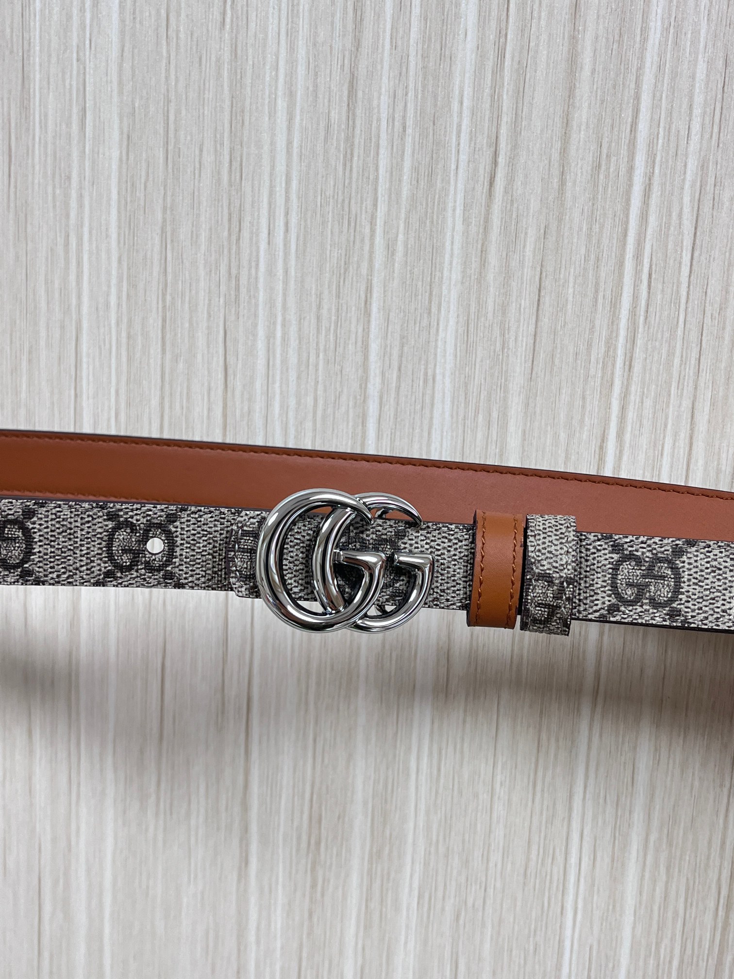2025秋冬系列焕新演绎富有辨识度的GG Marmont系列。这款双面腰带采用GG Supreme与皮革