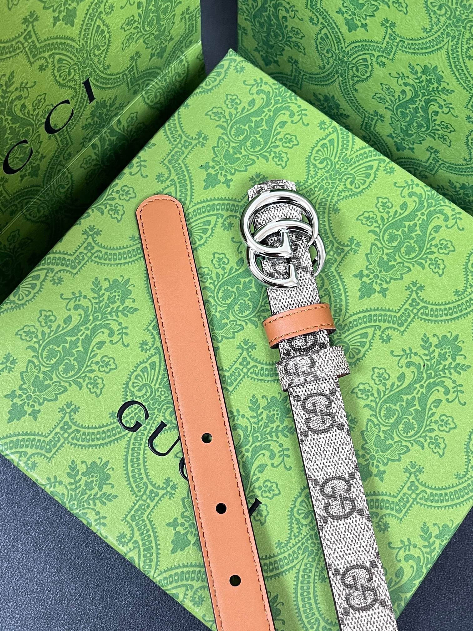 2025秋冬系列焕新演绎富有辨识度的GG Marmont系列。这款双面腰带采用GG Supreme与皮革