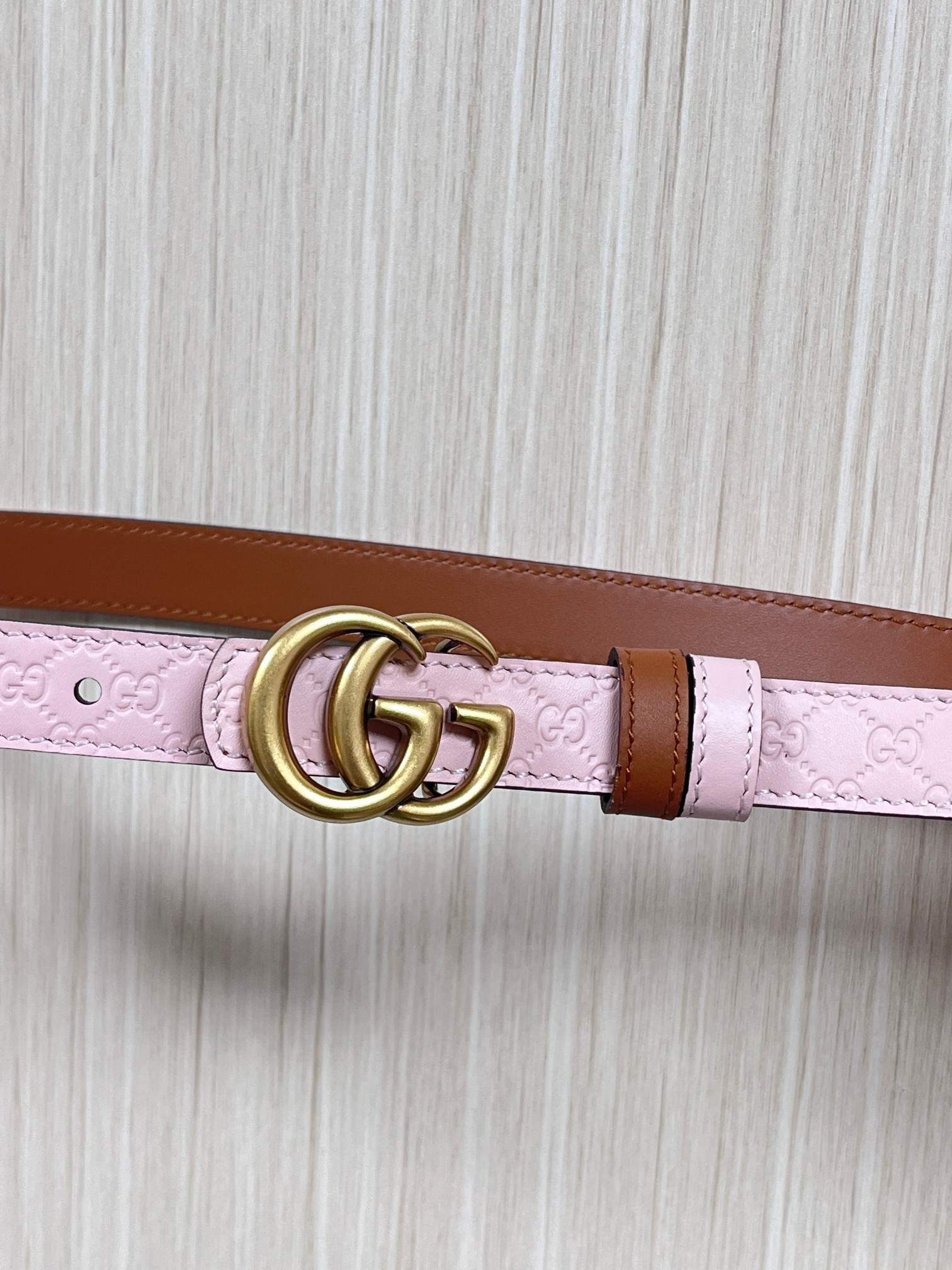 2025秋冬系列焕新演绎富有辨识度的GG Marmont系列。这款双面窄版腰带采用GG印花压纹皮革与皮革