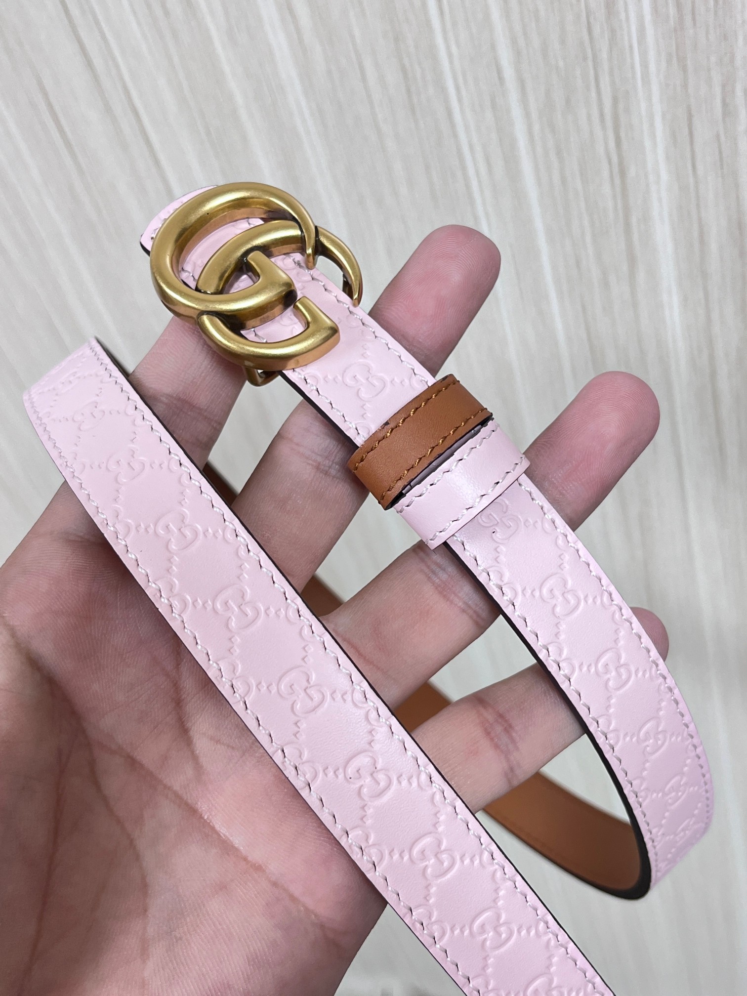 2025秋冬系列焕新演绎富有辨识度的GG Marmont系列。这款双面窄版腰带采用GG印花压纹皮革与皮革