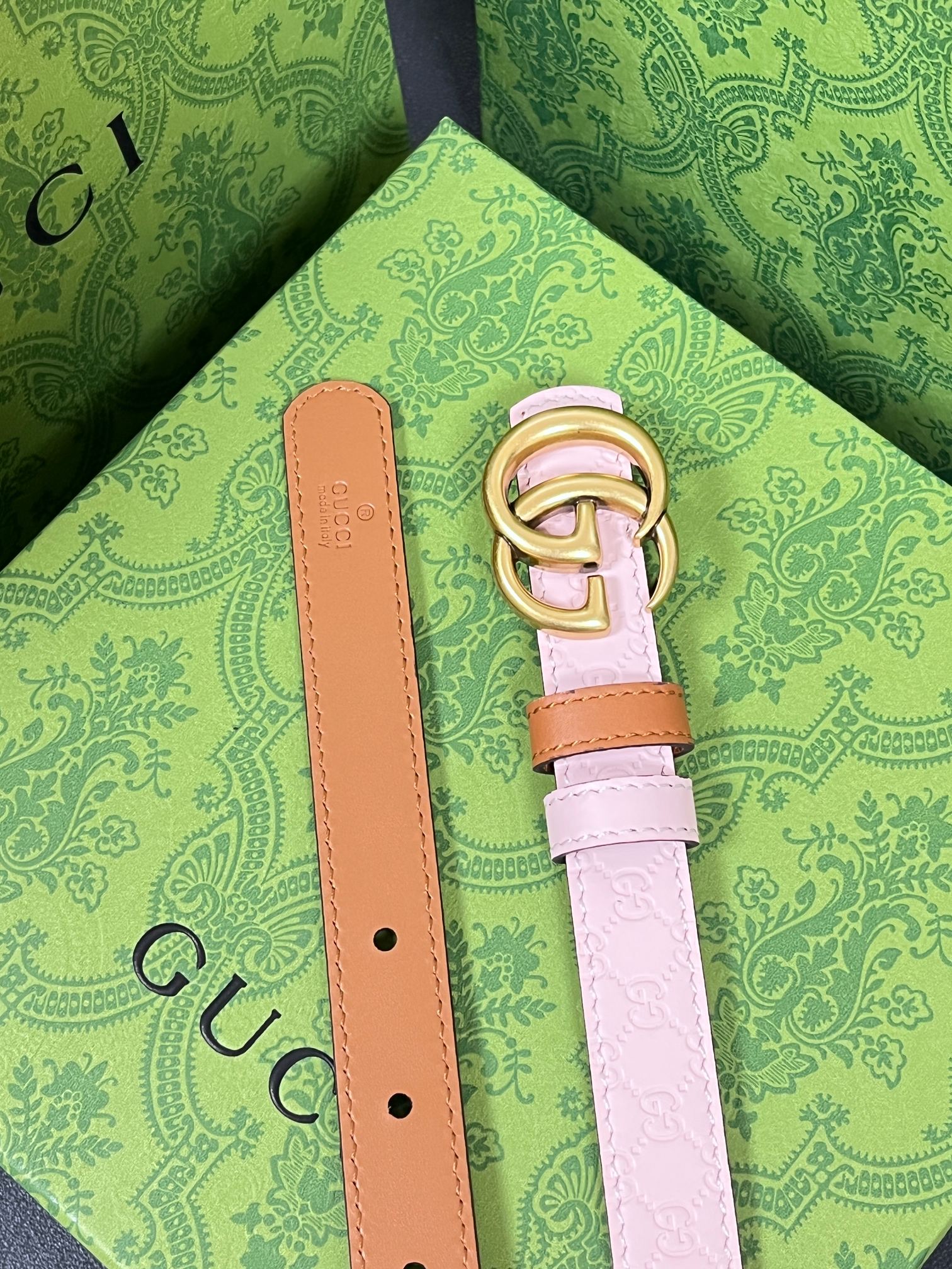 2025秋冬系列焕新演绎富有辨识度的GG Marmont系列。这款双面窄版腰带采用GG印花压纹皮革与皮革