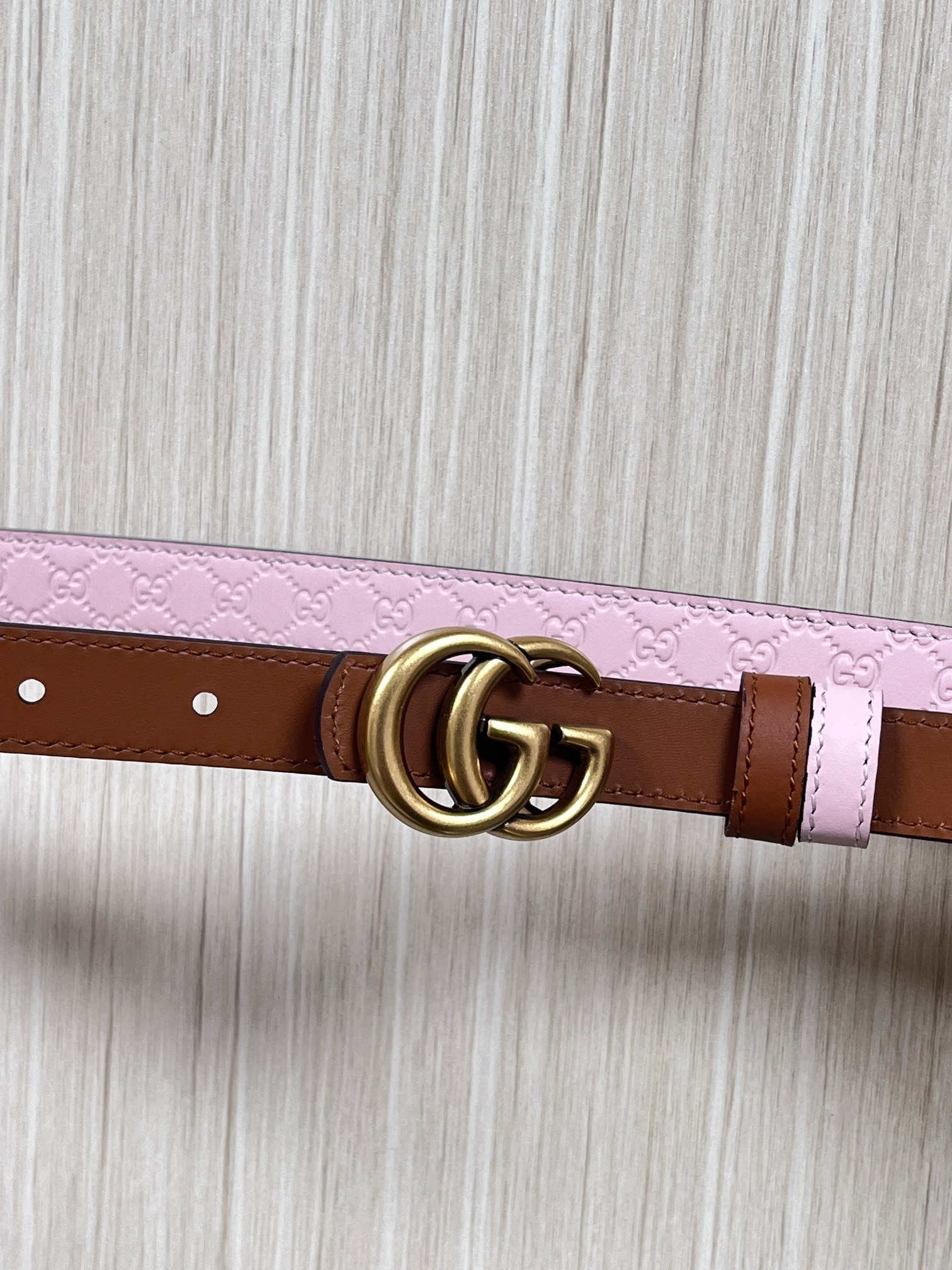 2025秋冬系列焕新演绎富有辨识度的GG Marmont系列。这款双面窄版腰带采用GG印花压纹皮革与皮革