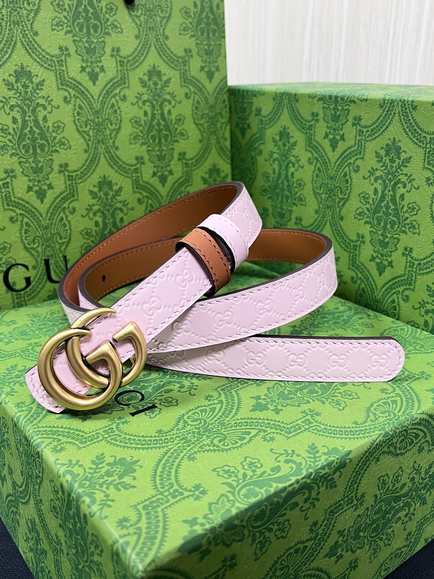 2025秋冬系列焕新演绎富有辨识度的GG Marmont系列。这款双面窄版腰带采用GG印花压纹皮革与皮革