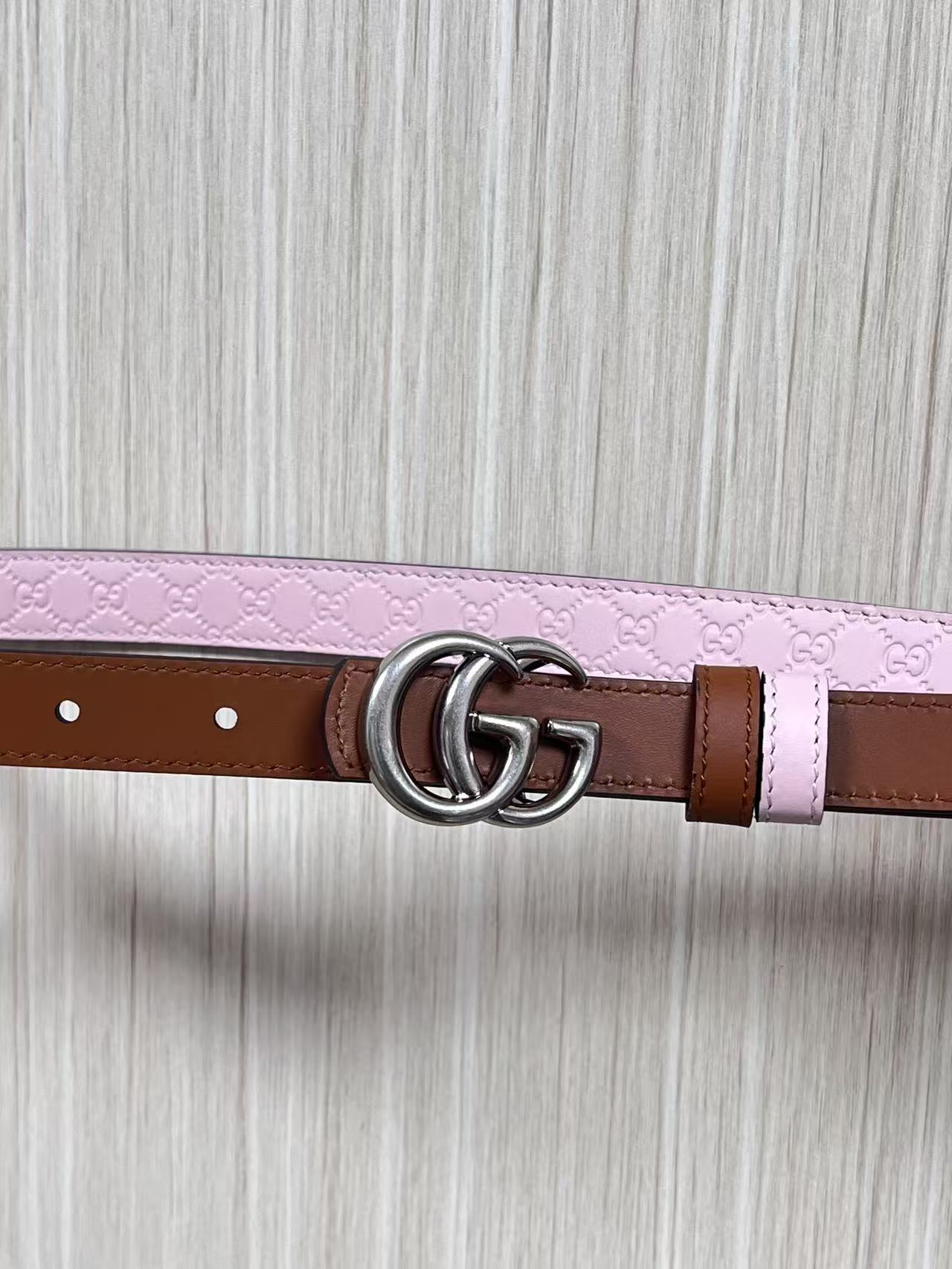 2025秋冬系列焕新演绎富有辨识度的GG Marmont系列。这款双面窄版腰带采用GG印花压纹皮革与皮革