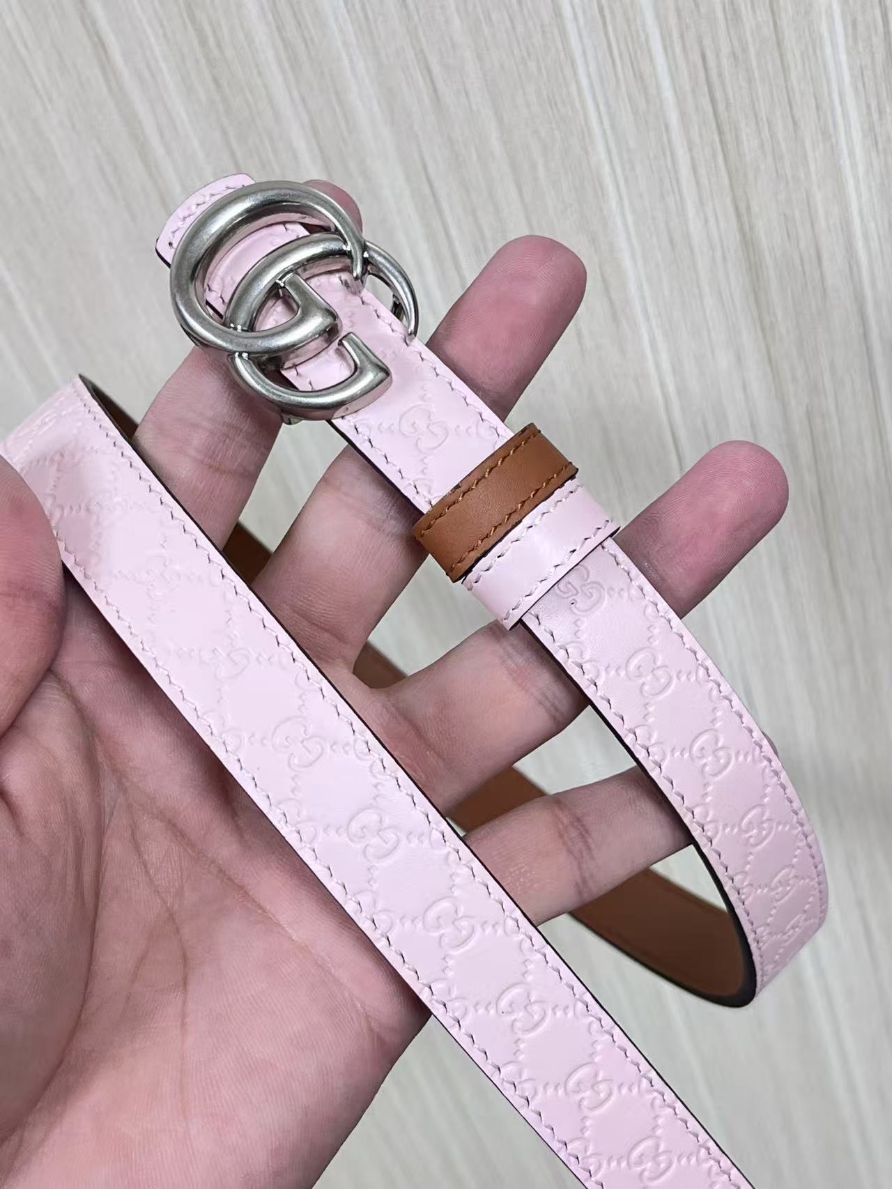 2025秋冬系列焕新演绎富有辨识度的GG Marmont系列。这款双面窄版腰带采用GG印花压纹皮革与皮革