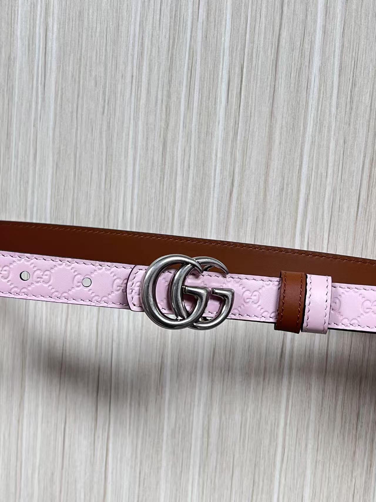 2025秋冬系列焕新演绎富有辨识度的GG Marmont系列。这款双面窄版腰带采用GG印花压纹皮革与皮革