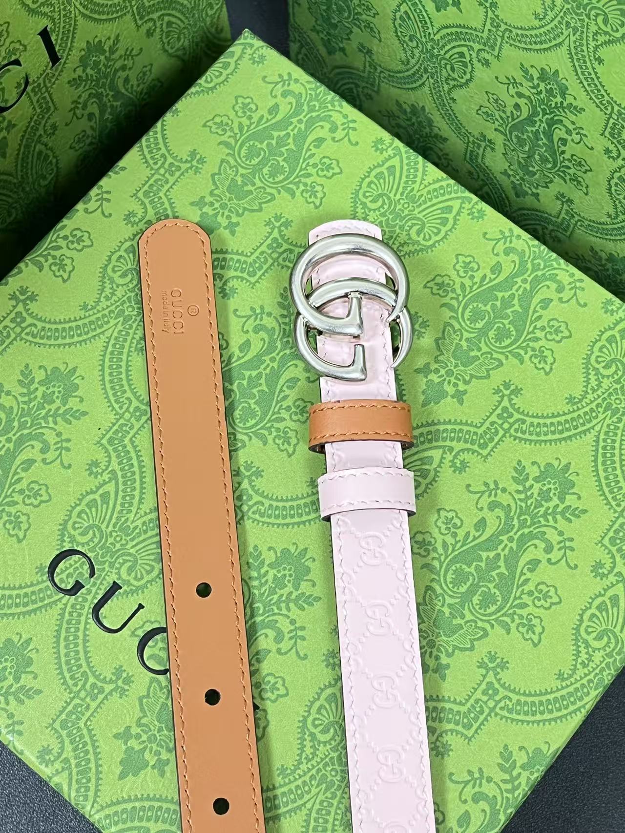 2025秋冬系列焕新演绎富有辨识度的GG Marmont系列。这款双面窄版腰带采用GG印花压纹皮革与皮革