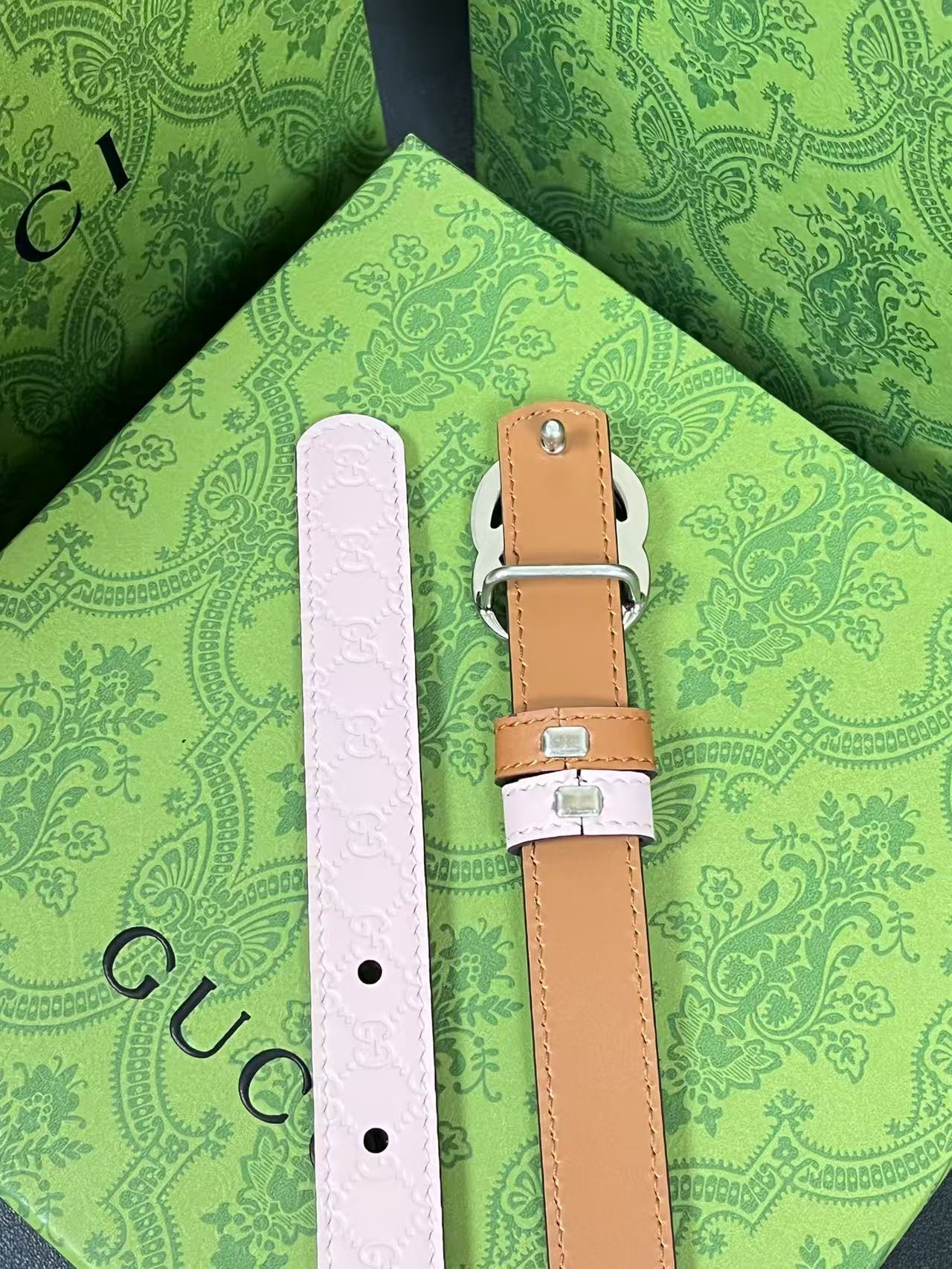 2025秋冬系列焕新演绎富有辨识度的GG Marmont系列。这款双面窄版腰带采用GG印花压纹皮革与皮革