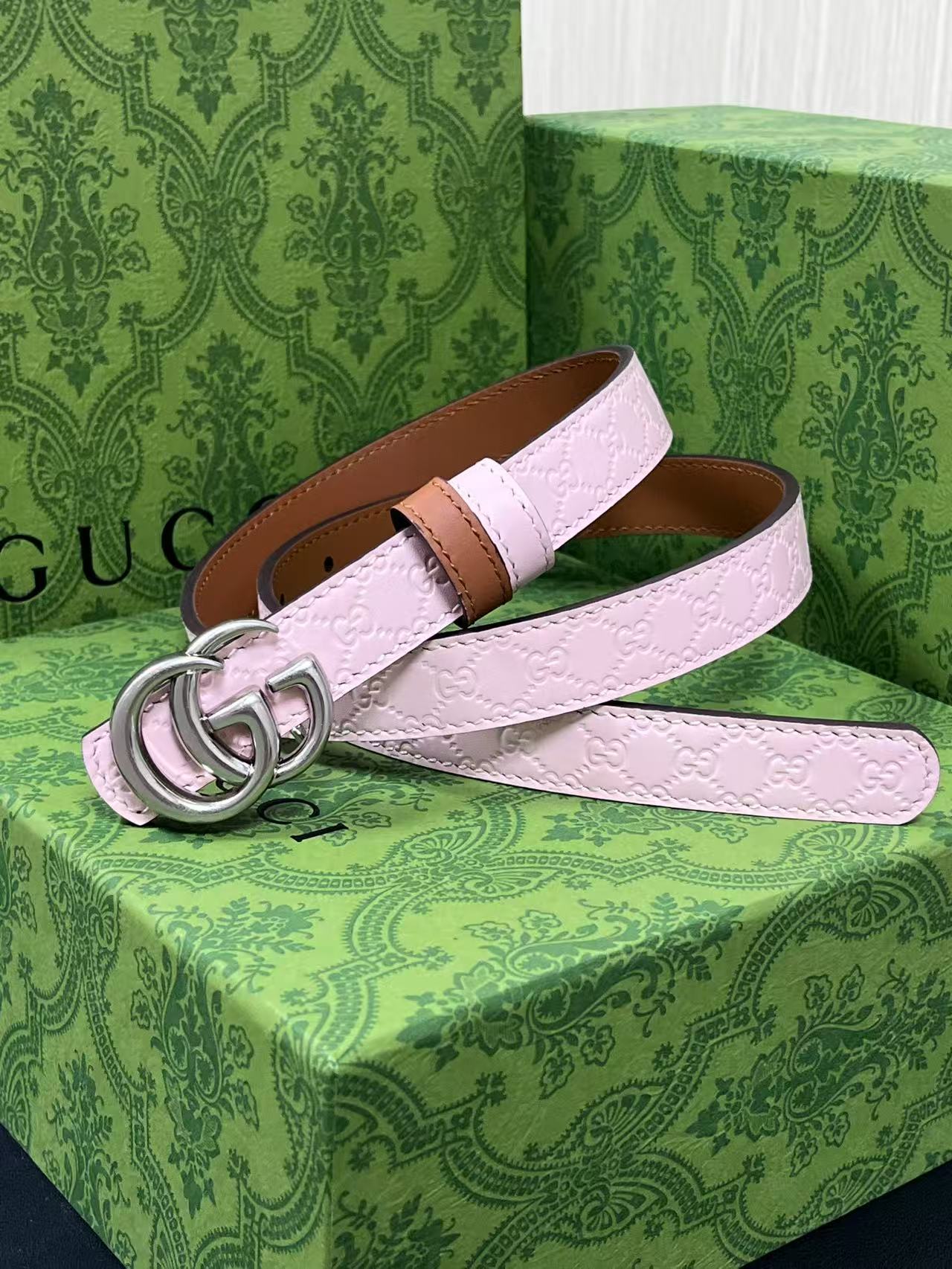 2025秋冬系列焕新演绎富有辨识度的GG Marmont系列。这款双面窄版腰带采用GG印花压纹皮革与皮革